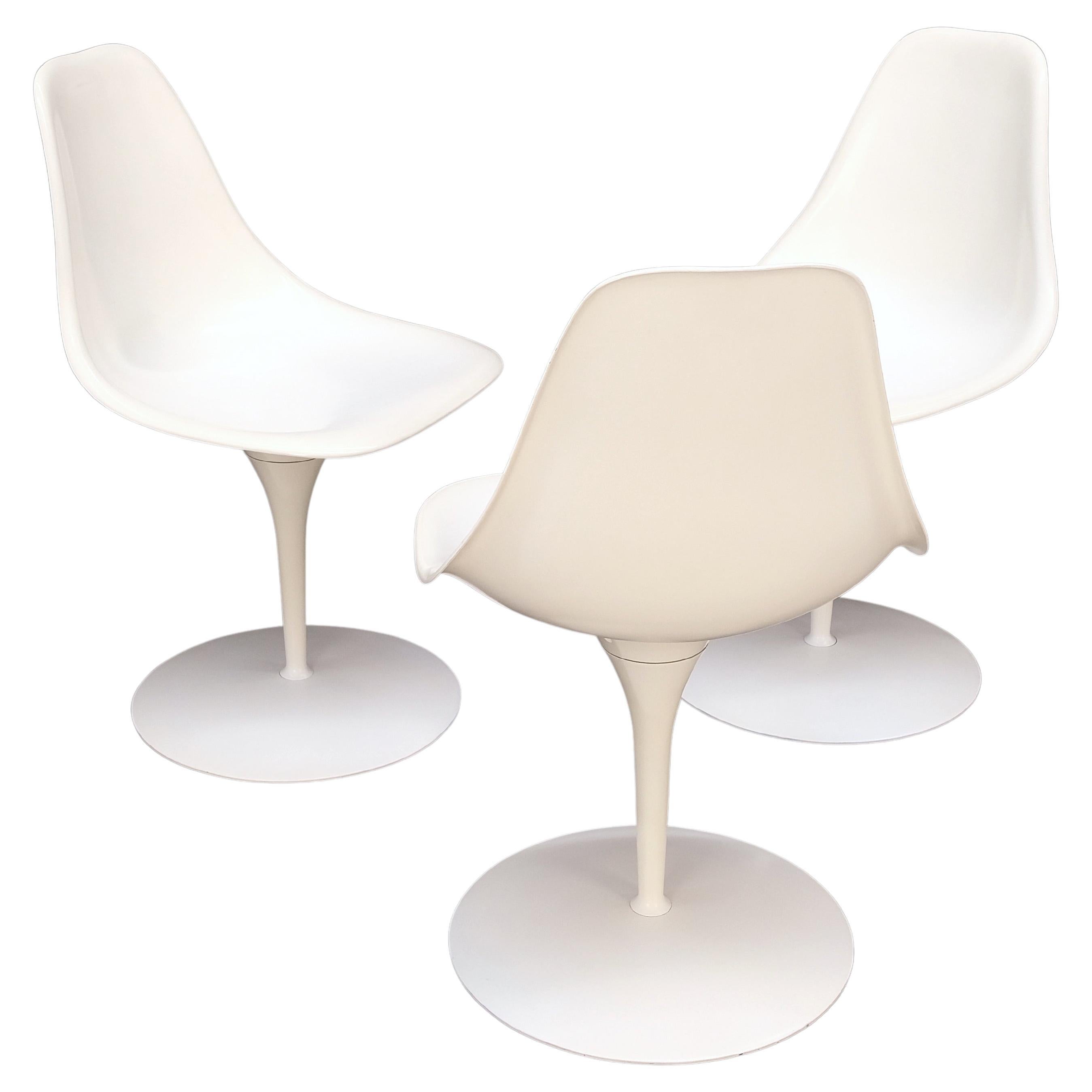 Ensemble de 3 chaises de salle à manger en fibre de verre blanche à base de tulipe, de style moderne du milieu du siècle.
Joli vintage dans le style de Saarinen mais plus proche de Laverne. Estampillé : 