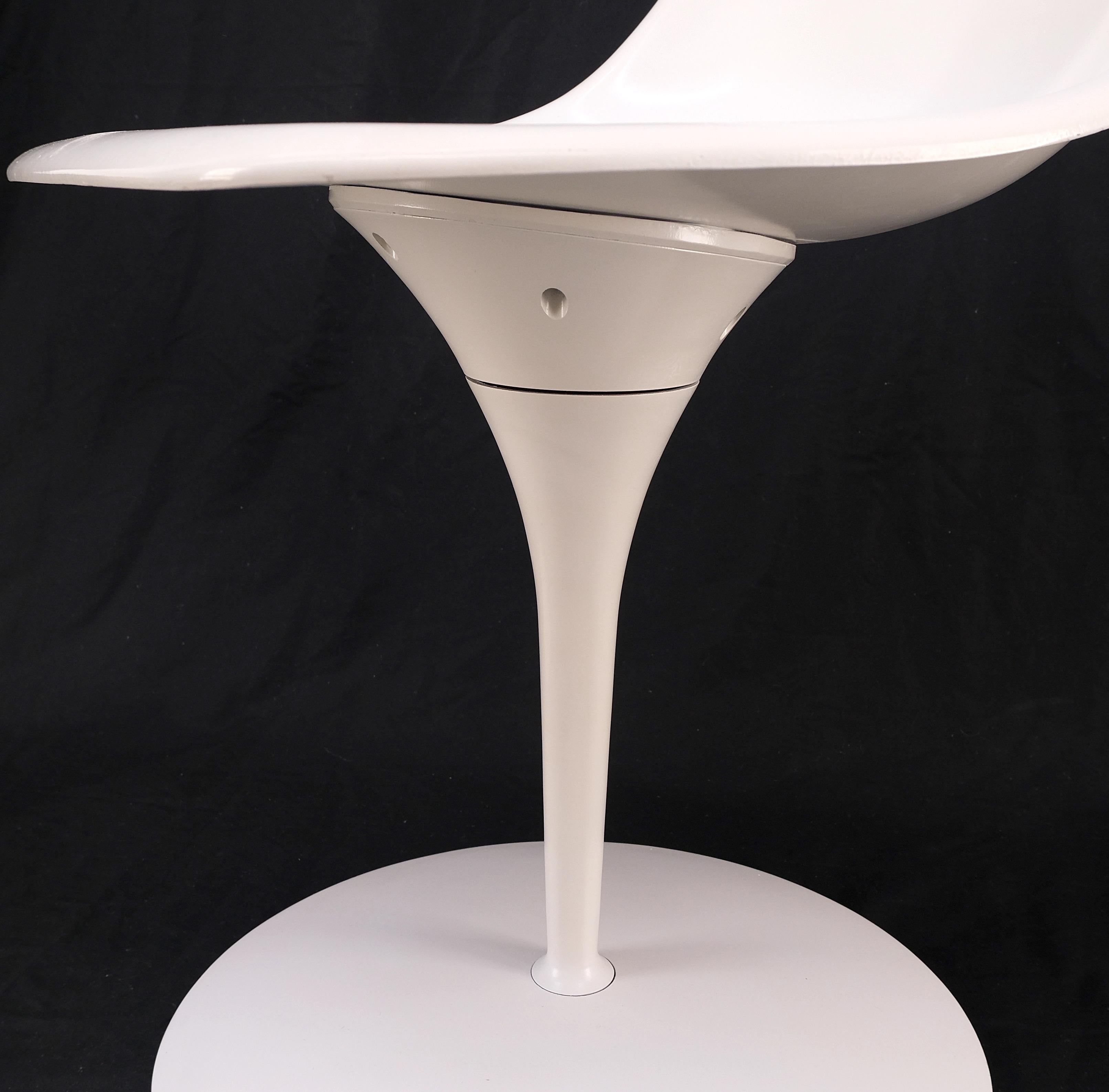 Set of 3 Mid Century Modern Tulip Base White Fiberglass Side Dining Chairs MINT! In Good Condition For Sale In Rockaway, NJ