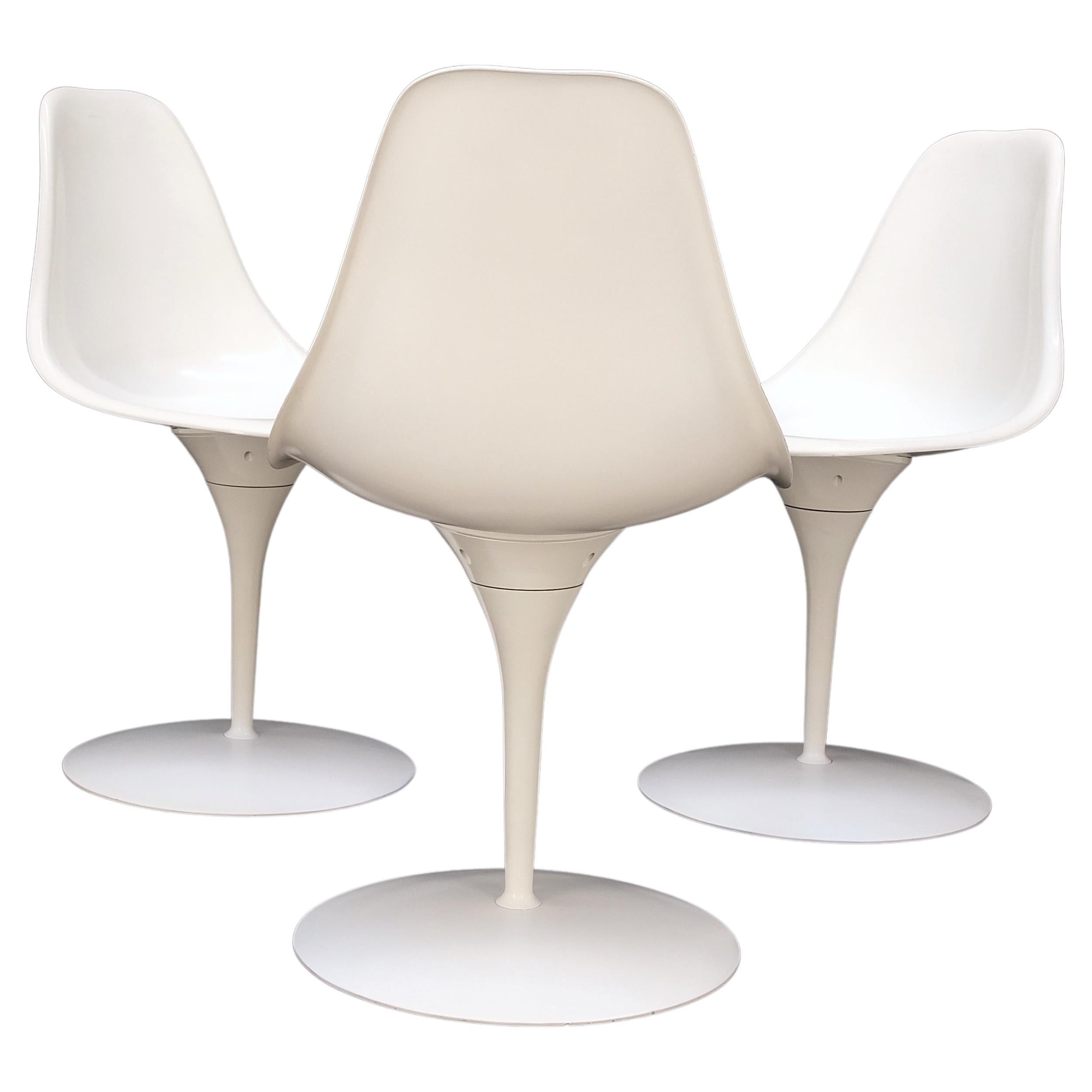 Set of 3 Mid Century Modern Tulip Base White Fiberglass Side Dining Chairs MINT! For Sale