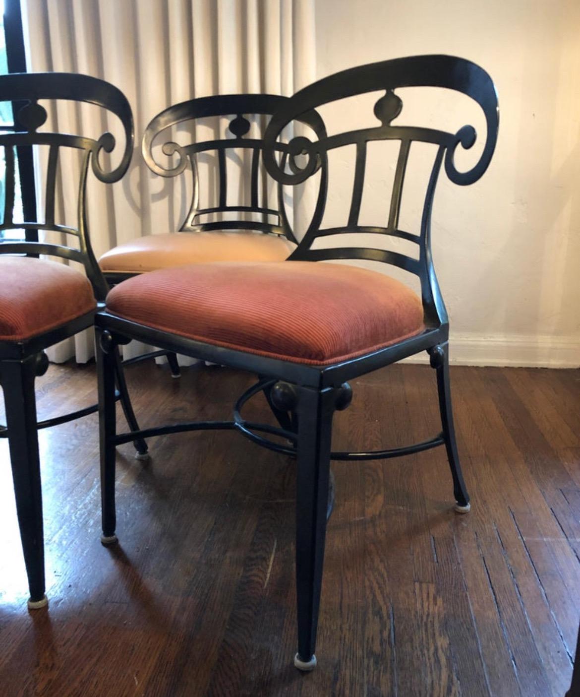 Satz von 3 Vintage MCM Veneman Esszimmerstühlen für drinnen und draußen.
Mid-Century Modern im mediterranen Stil mit Scroll-Design.

2 Stühle sind mit gedämpftem, feuerrotem Stoff und 1 mit hellbraunem Leder bezogen.