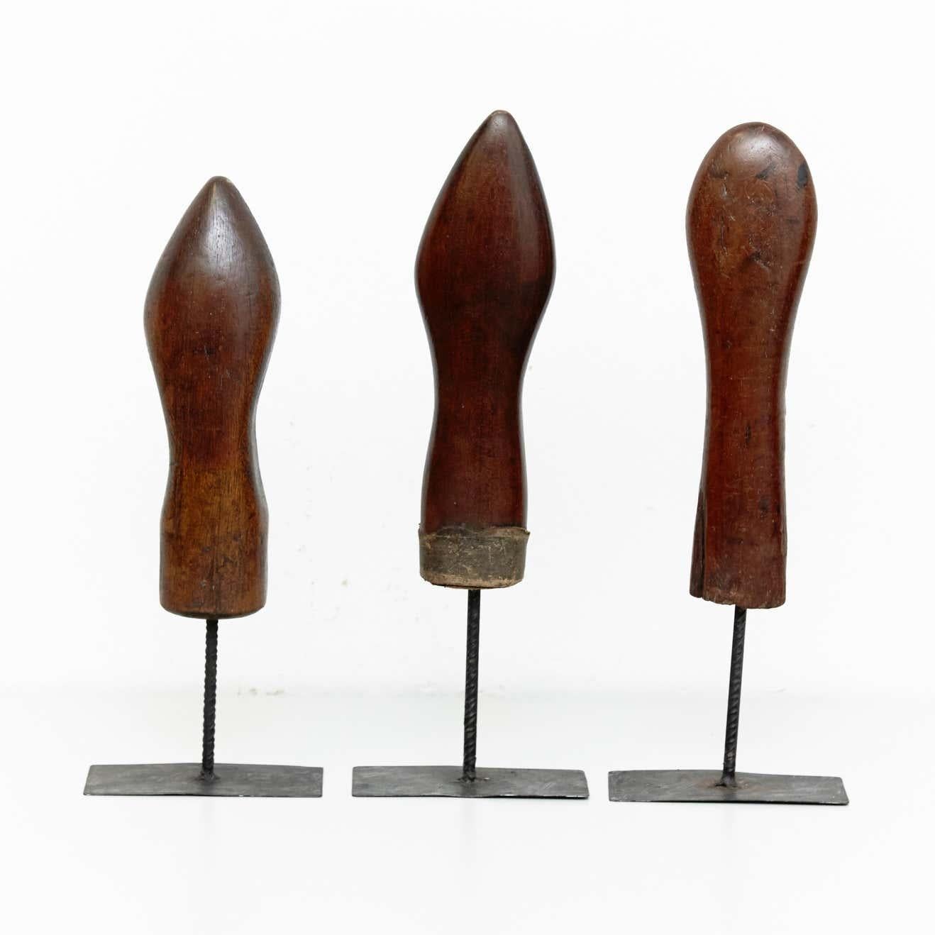 Satz von 3 Skulpturen aus Holz und Metall aus der Mitte des Jahrhunderts, um 1950
Von unbekanntem Künstler, hergestellt in Spanien, um 1950.

In ursprünglichem Zustand mit geringen Gebrauchsspuren, die dem Alter und dem Gebrauch entsprechen, wobei