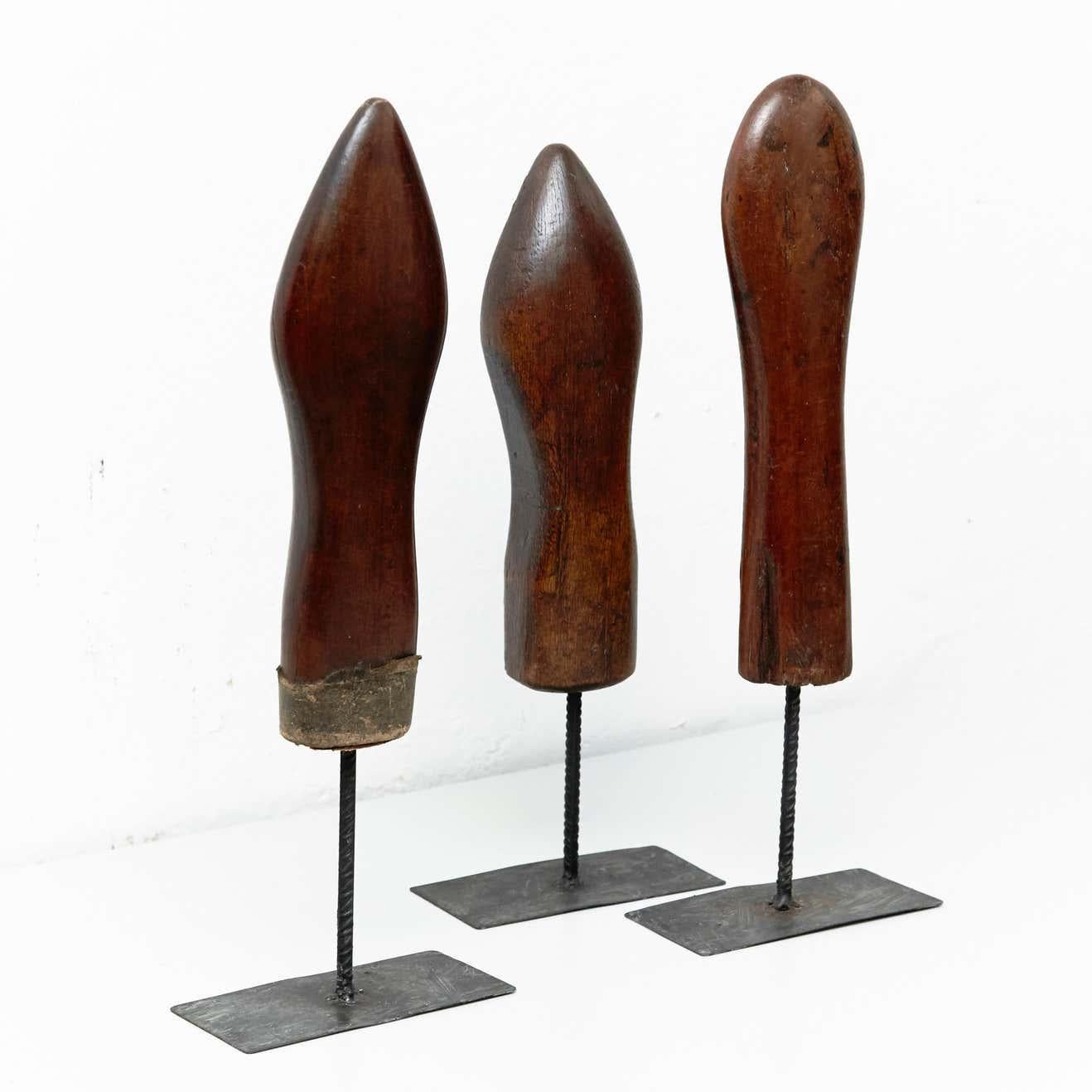 Satz von 3 modernen Skulpturen aus Holz und Metall aus der Mitte des Jahrhunderts, um 1950 (Spanisch) im Angebot