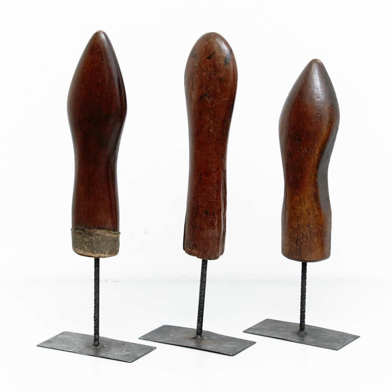 Satz von 3 modernen Skulpturen aus Holz und Metall aus der Mitte des Jahrhunderts, um 1950 im Zustand „Gut“ im Angebot in Barcelona, Barcelona
