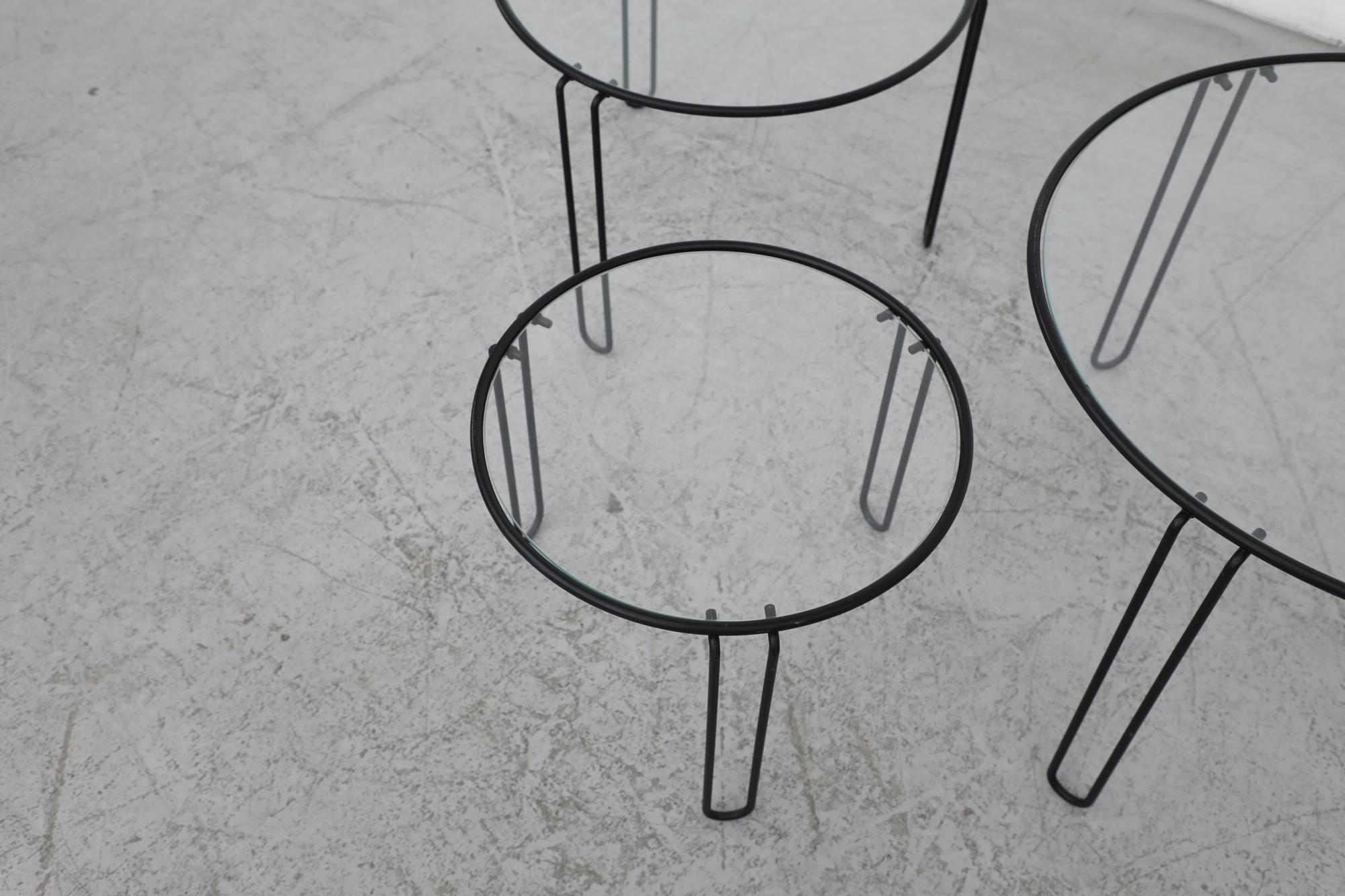 Satz von 3 Mid-Century Modernist Black Wire Frame and Glass Topped Nesting Tables im Angebot 5