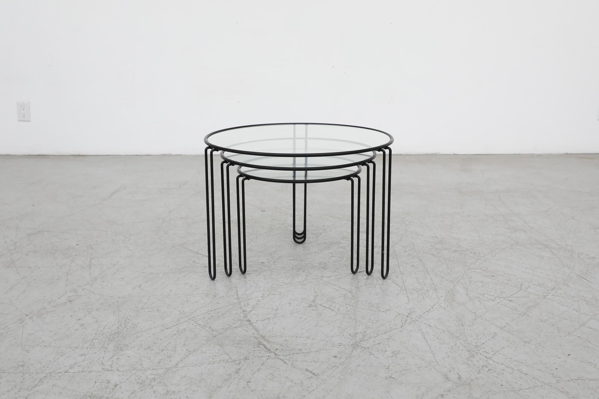 Satz von 3 Mid-Century Modernist Black Wire Frame and Glass Topped Nesting Tables (Niederländisch) im Angebot