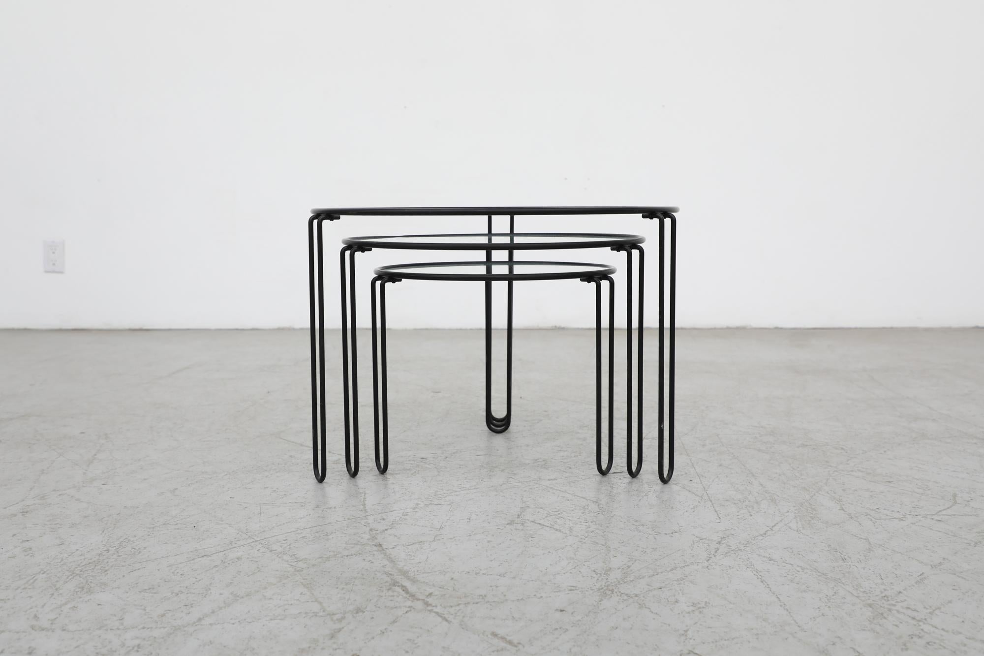 Satz von 3 Mid-Century Modernist Black Wire Frame and Glass Topped Nesting Tables (Emailliert) im Angebot