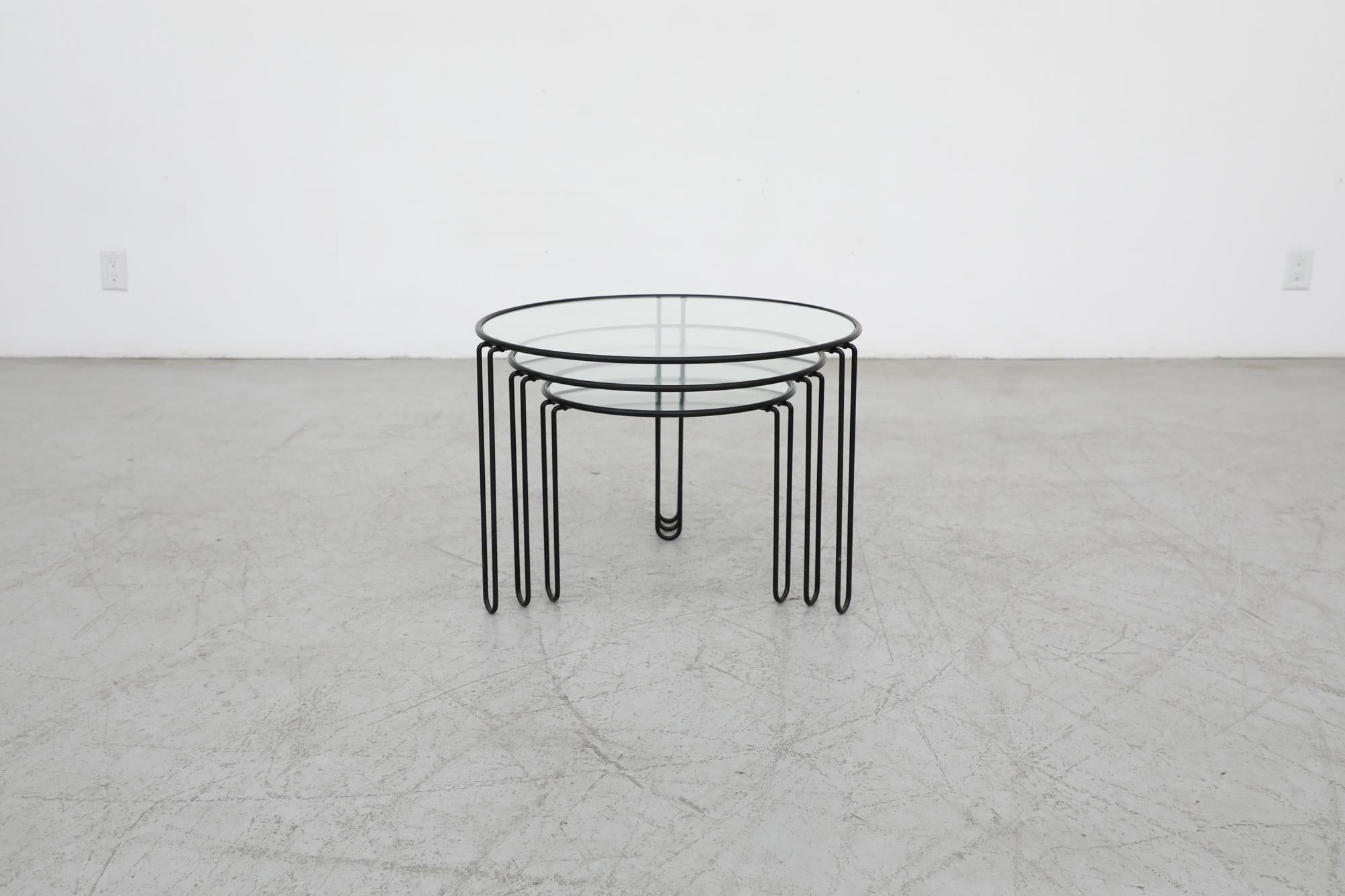 Satz von 3 Mid-Century Modernist Black Wire Frame and Glass Topped Nesting Tables im Zustand „Gut“ im Angebot in Los Angeles, CA