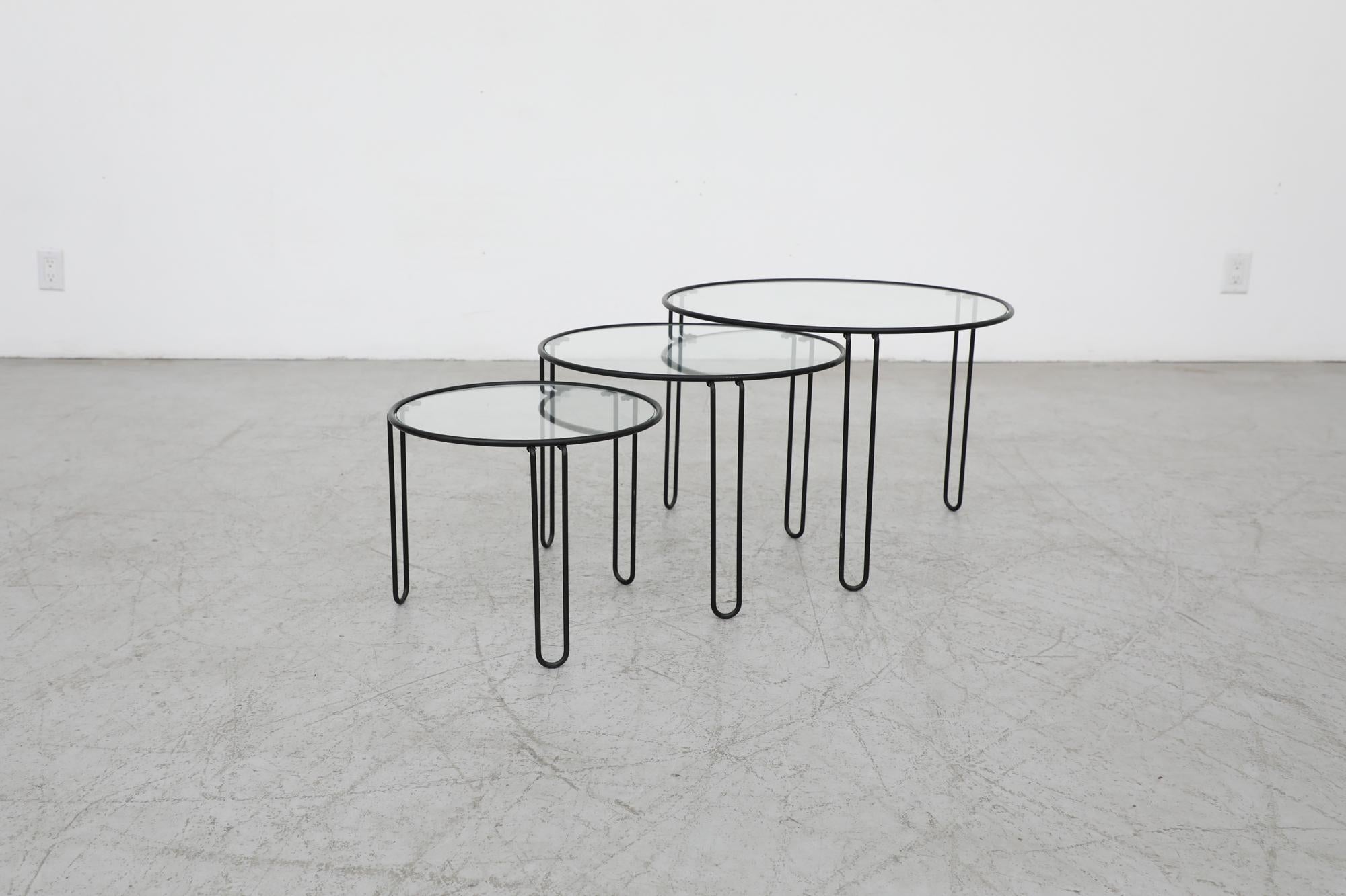 Satz von 3 Mid-Century Modernist Black Wire Frame and Glass Topped Nesting Tables (Metall) im Angebot