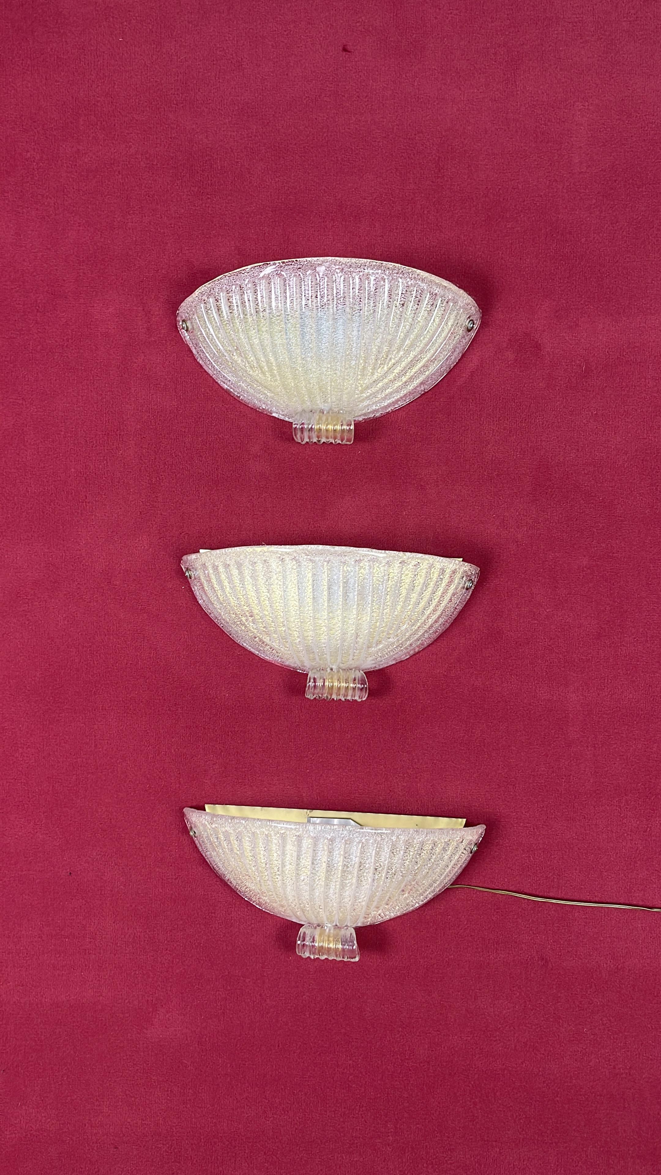 Juego de 3 lámparas de pared de cristal de Murano de mediados de siglo, años 60
Estructura metálica dorada, lámparas E27
Intacto y en buen estado.
Adquirido en Venecia en una de las cristalerías más prestigiosas.
Mano de obra demostrada por la