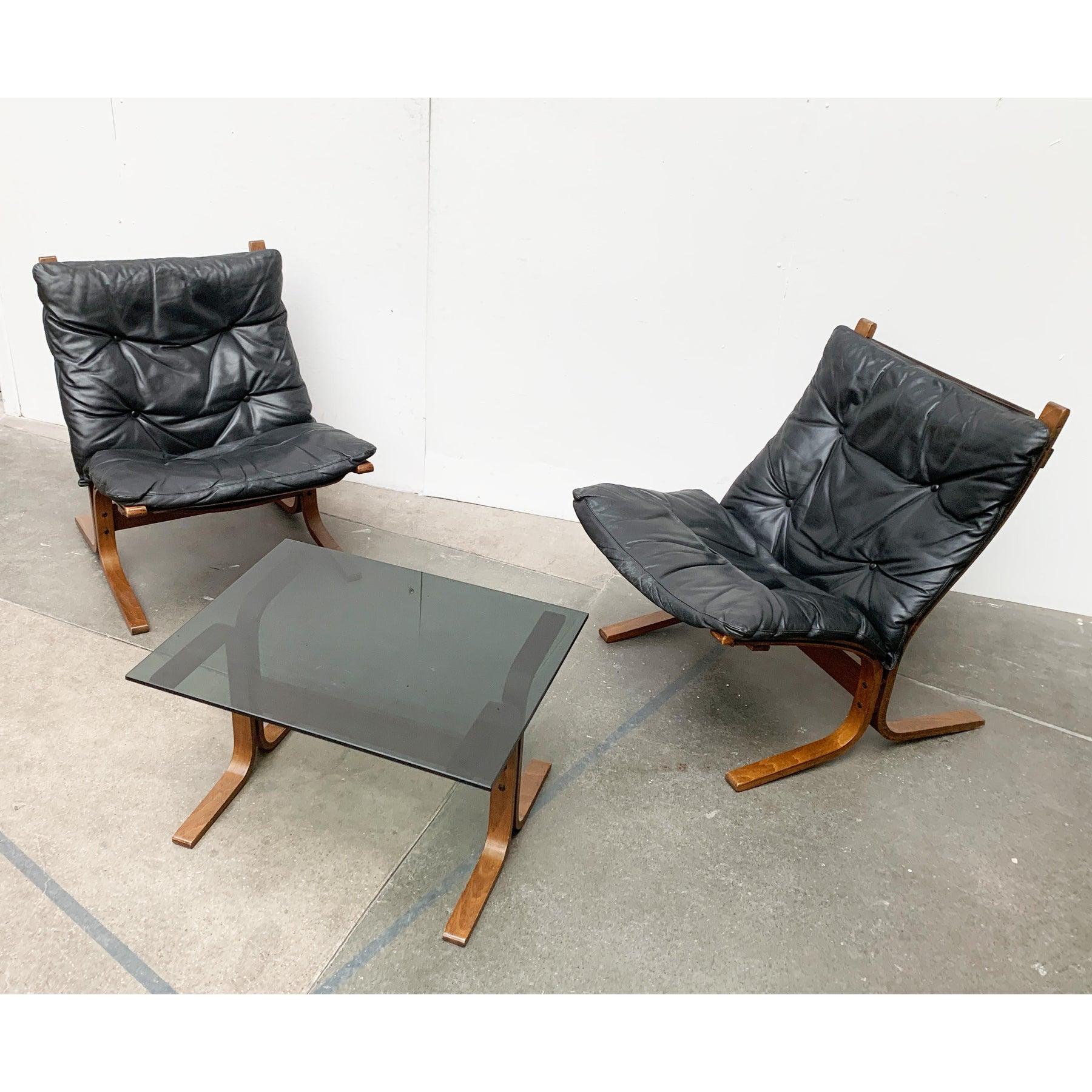 Deux fauteuils et une rare table d'appoint de la collection de chaises siesta du fabricant norvégien Westnofa, conçue par Ingmar Relling dans les années 60.

Le fauteuil de sieste est un fauteuil de salon très confortable. Le coussin d'assise souple