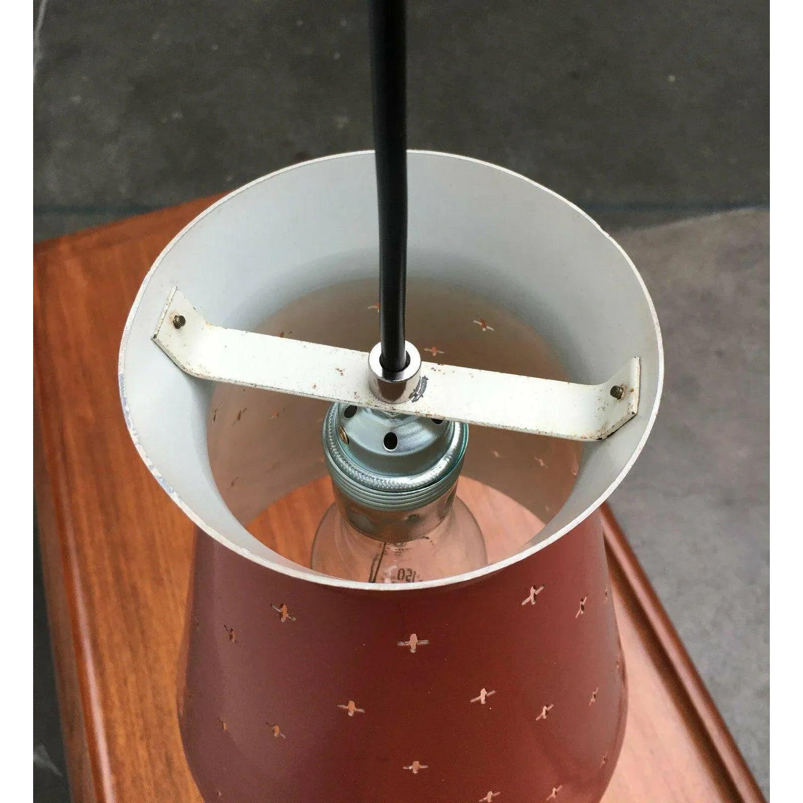 Set di 3 lampade a sospensione in metallo traforato di metà secolo, anni '60 in vendita 4