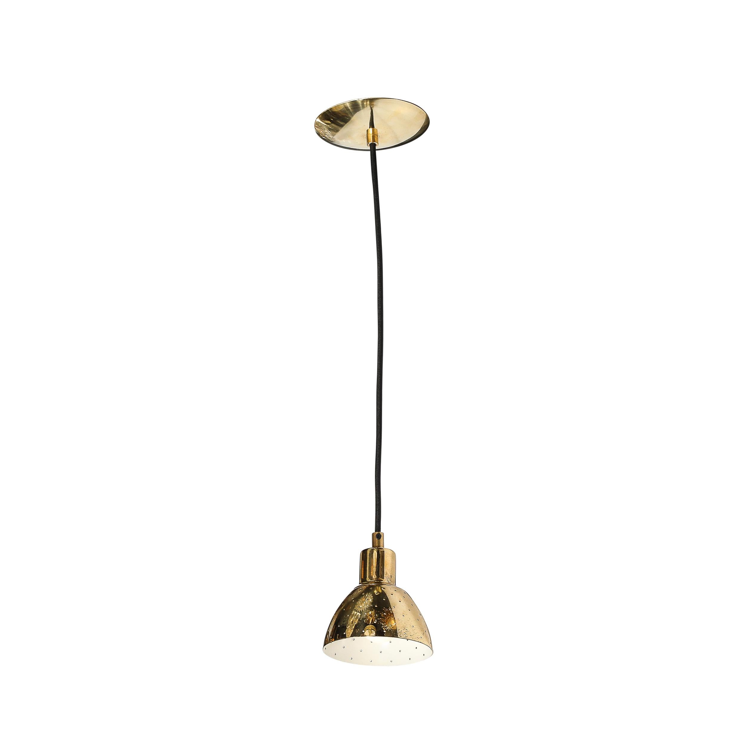Questo set di tre lampadari a sospensione in ottone lucido del Mid-Century Modernist di Hans Agen Jacobsson proviene dalla Svezia, CIRCA 1960. Sono caratterizzati da paralumi in ottone lucido rivolti verso il basso con una superficie interna