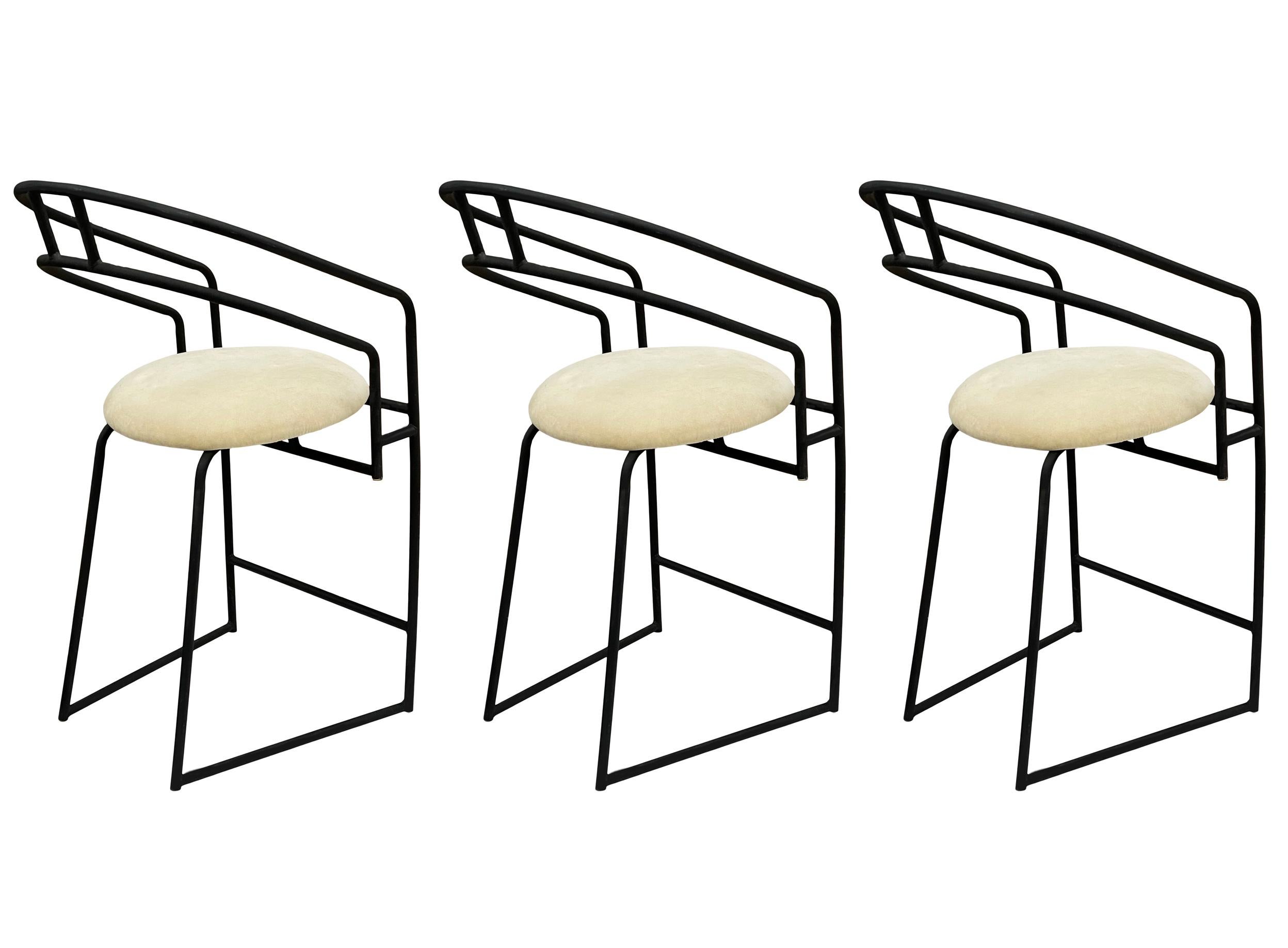 Un bellissimo set di tre sgabelli da bar in stile Post-Modern prodotto da Cal-Style nei primi anni '90. Questi modelli sono caratterizzati da telai verniciati a polvere nera e cuscini di seduta bianchi. Il tessuto è sporco e si consiglia di