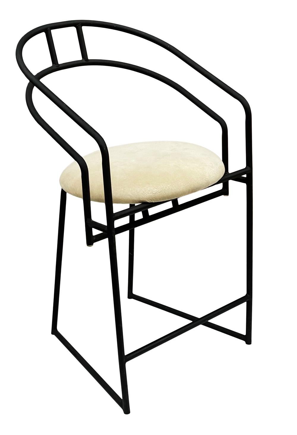 Métal Ensemble de 3 tabourets de bar en métal noir à structure postmoderne du milieu du siècle par Cal-Style en vente