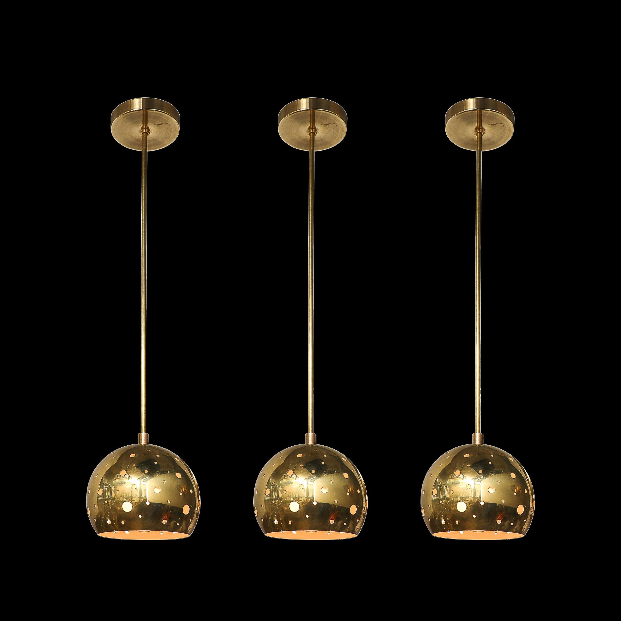 Dieses Set aus drei exquisiten Messing-Hängeleuchtern der Jahrhundertmitte verkörpert das elegante Designgefühl der 1960er Jahre. Die in Italien gefertigten, abgerundeten Formen haben eine glatte, polierte Messingoberfläche und strahlen Wärme und