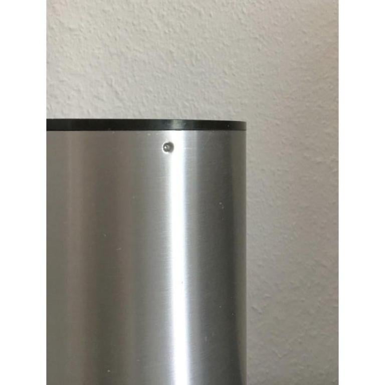 Plafonniers du milieu du siècle du célèbre fabricant Staff Leuchten, Allemagne. Le nombre de trois lampes de ce type permet des utilisations spéciales, par exemple en rangée dans un couloir.

Les plafonniers ont une forme cylindrique simple.