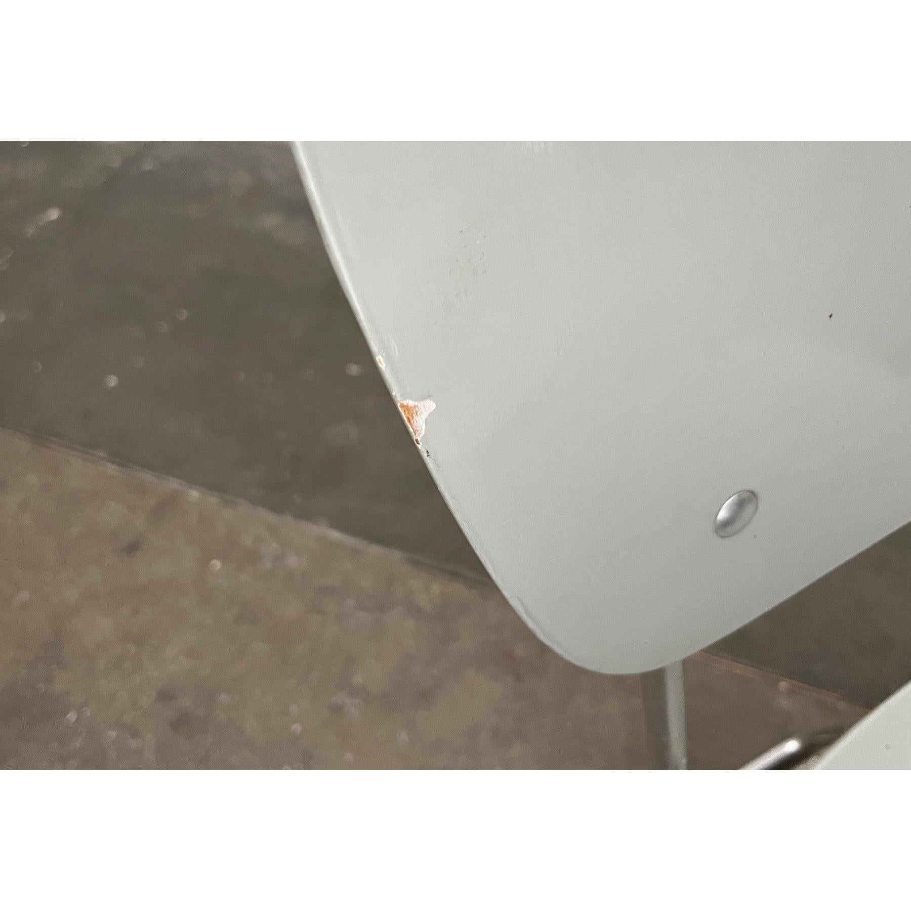 Silla plegable apilable alemana de mediados de la Era Espacial de Armin Wirth para Aluflex, años 60, set de 3
Una silla apilable extremadamente funcional y ligera como una pluma, basada en un diseño de Armin Wirth de los años 60.

La construcción es