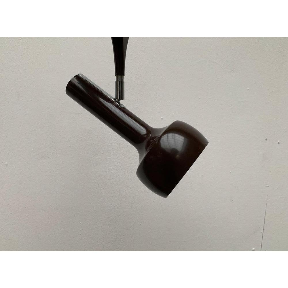 I faretti minimalisti di swisslamps international per il sistema a binario. Le rare lampade per le vecchie sbarre a 1 fase.

Un design semplice e sobrio. La testa della lampada presenta una forma a faretto con un paralume caratteristico. Can può