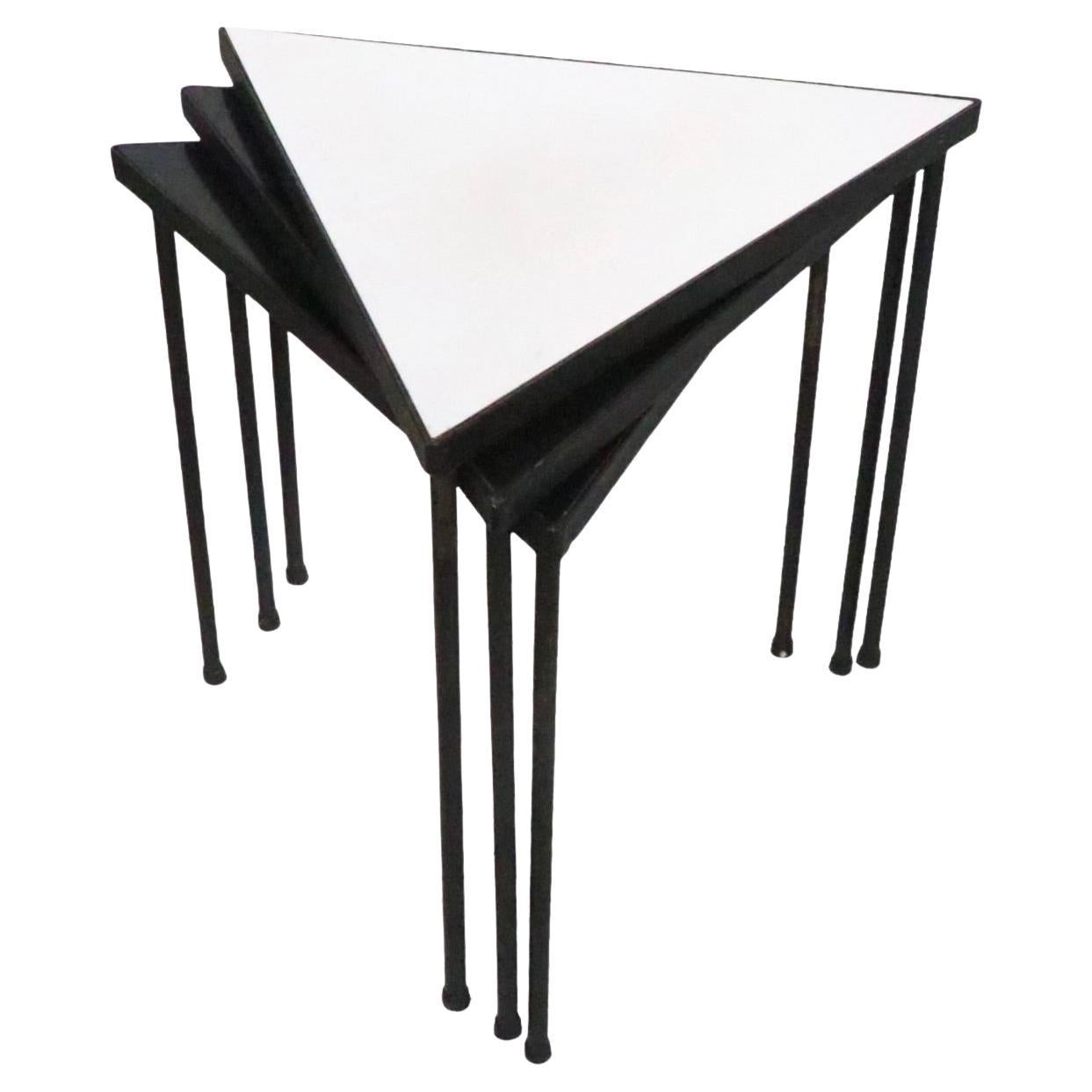  Ensemble de 3 meubles triangulaires du milieu du siècle  Tables à empiler par Frederic  Weinberg c. 1950's