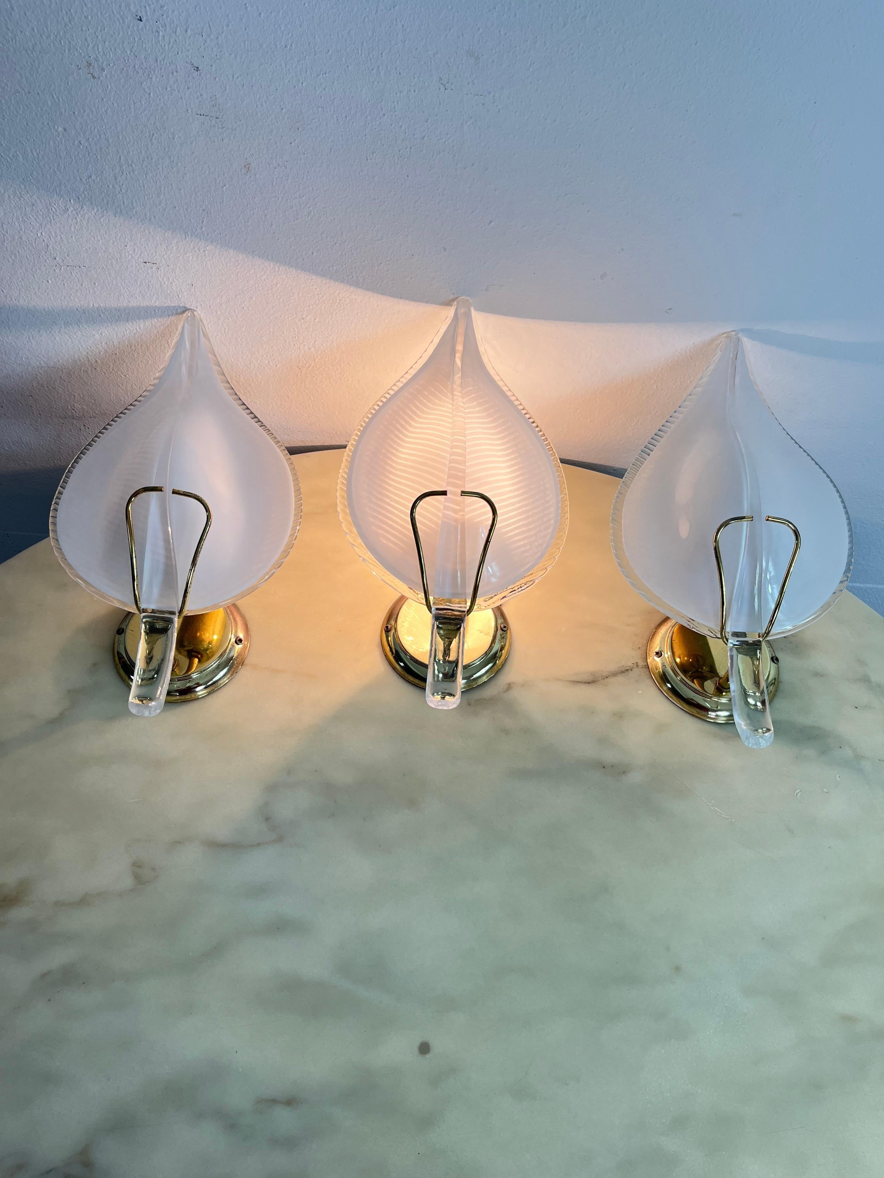Set di 3 lampade da parete della metà del secolo scorso attribuite a Barovier&Toso 1960
Struttura in metallo dorato, vetro intatto. Piccoli segni di invecchiamento sul metallo.
Lampade E27.