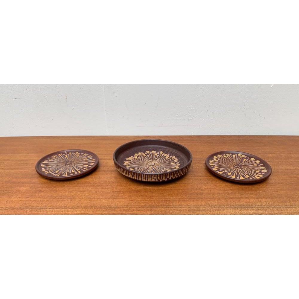 Cuenco y platos de cerámica WGP de mediados de siglo de Silberdistel, Alemania Occidental, años 60, juego de 3, en muy buen estado. Diseñado de 1960 a 1969 Esta pieza tiene una marca de atribución.

Más información:
Material: Cerámica
Color: