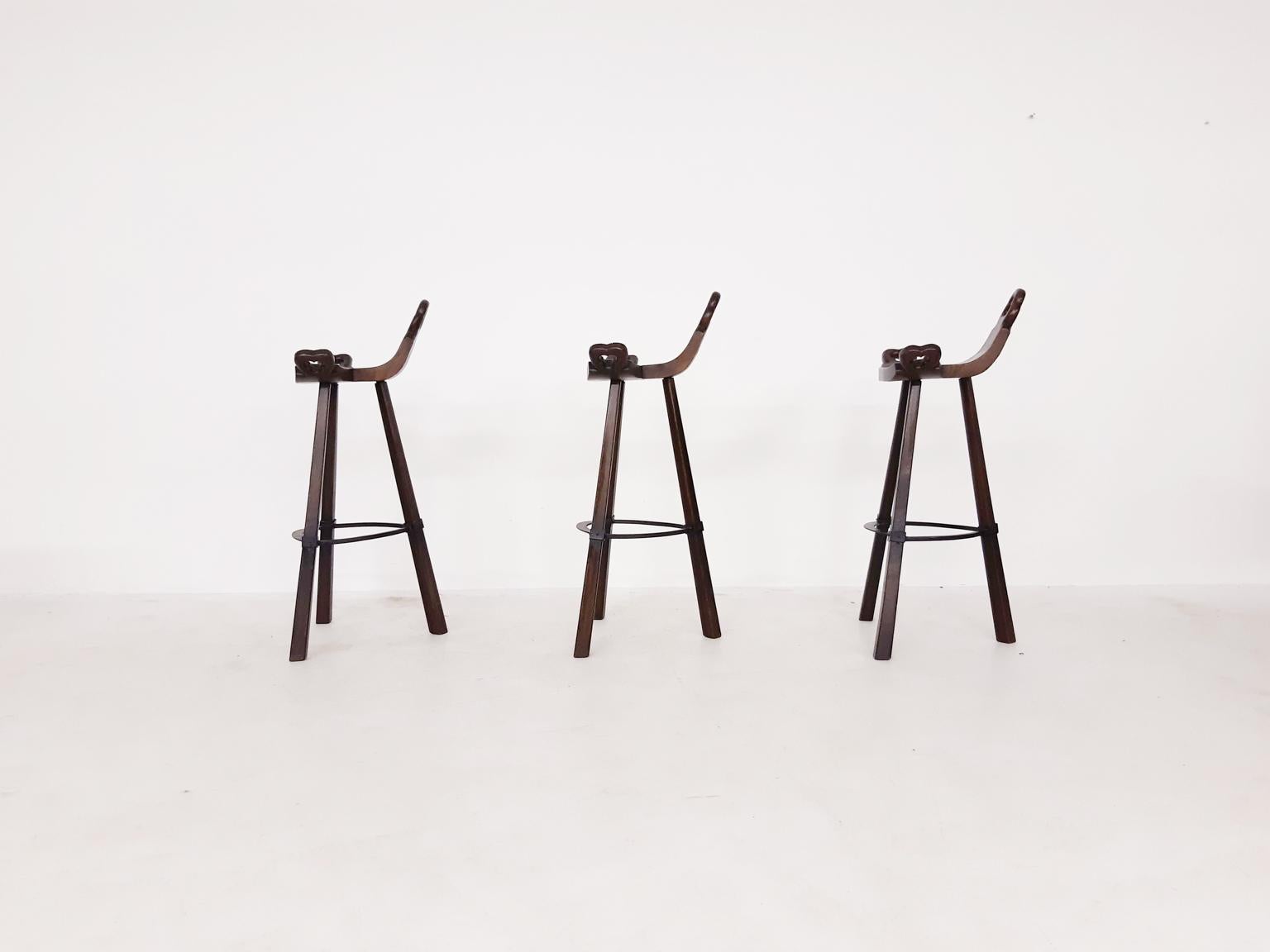Set of 3 Midcentury Wooden Brutalist Spanish Bar Stools In Good Condition In Amsterdam, NL