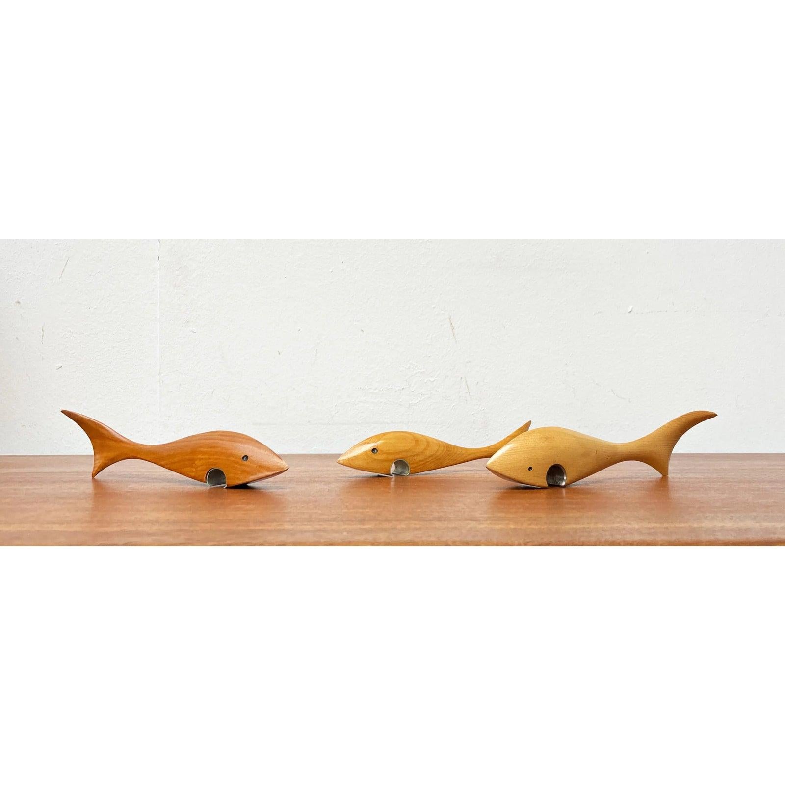 Ouvre-bouteilles en bois en forme de poisson, années 1960, lot de 3, en très bon état. Conçu de 1960 à 1969.

Informations complémentaires :
Matériaux : Métal, bois
Couleur : marron
Styles : Moderne du milieu du siècle
Type d'article : Vintage,