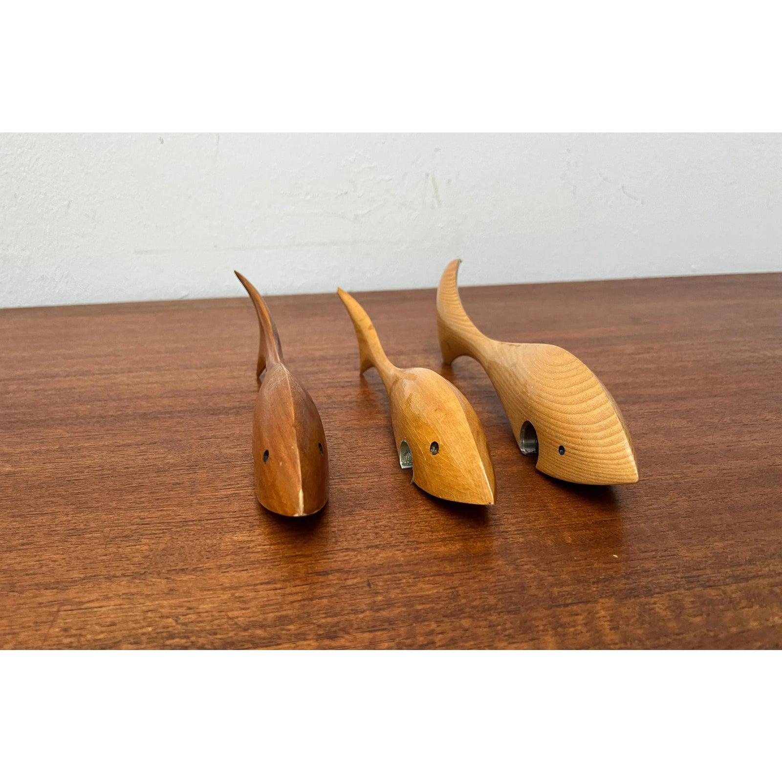 Ensemble de 3 décapsuleurs en bois en forme de poisson du milieu du siècle dernier, années 1960 en vente 1