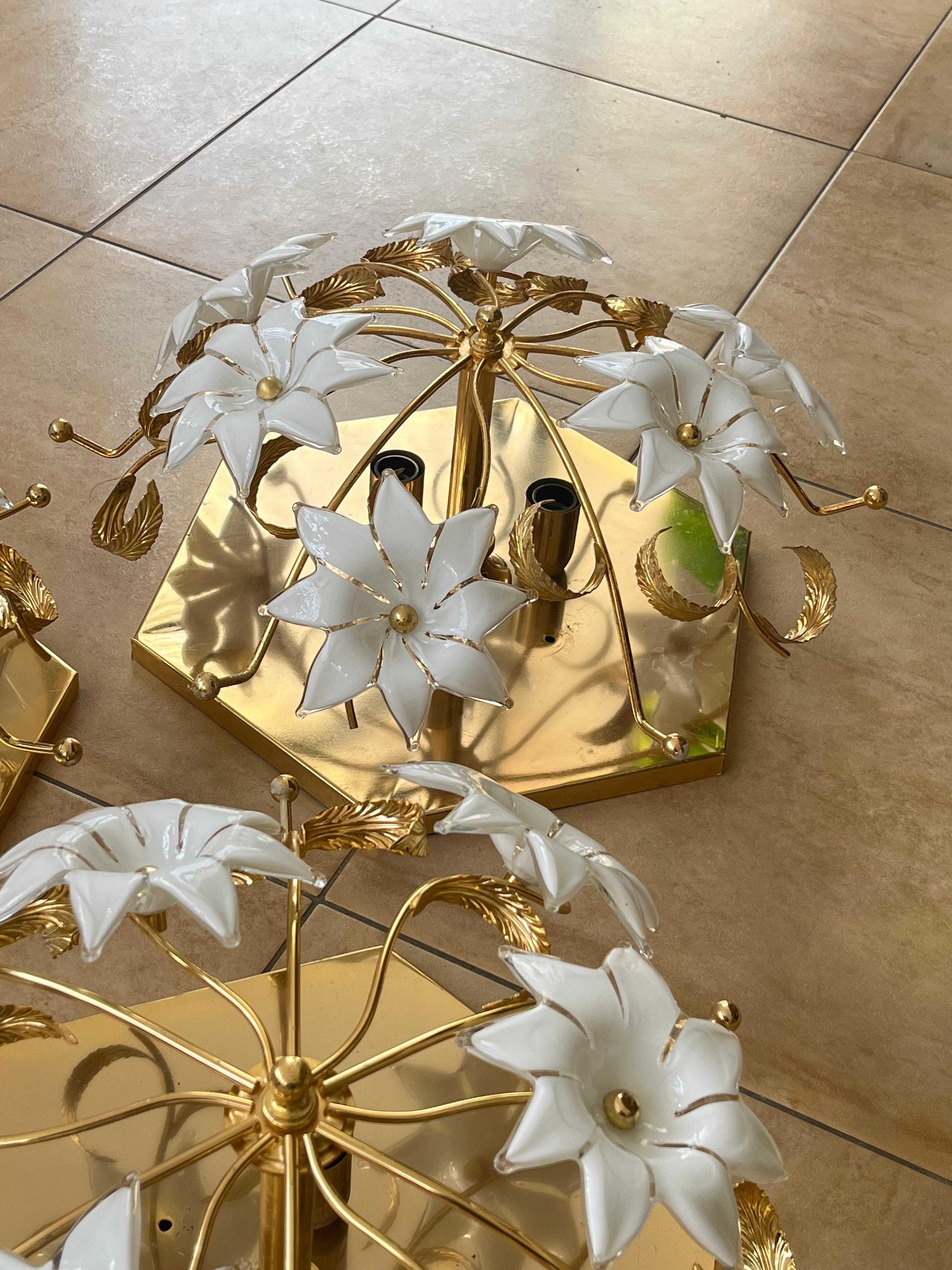 Metà XX secolo Set di 3 plafoniere floreali in vetro di Murano del Medioevo, anni '60 in vendita