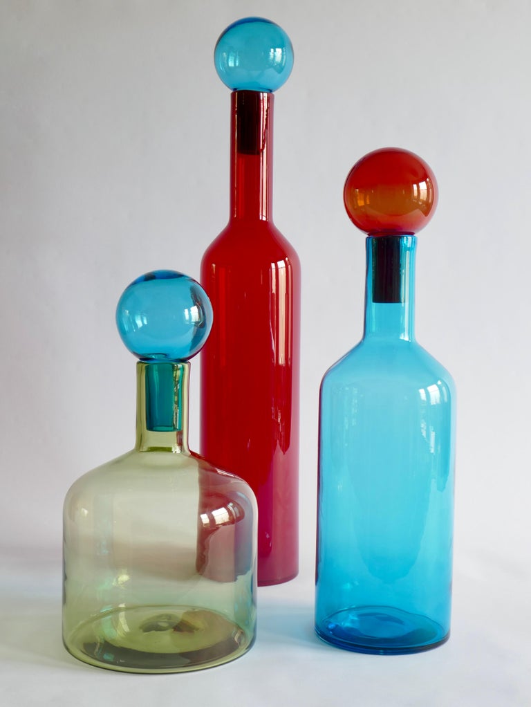 Satz von 3 großen roten, blauen und grünen Murano-Glasflaschen im Mid-Century Modern Style im Angebot bei 1stDibs Deutschland