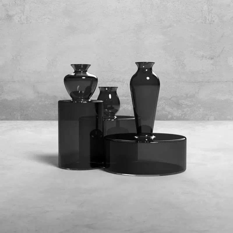 Set of 3 Milo round black vases by Mason Editions.
Designed by Quaglio Simonelli.
Dimensions: Tall vase: Ø 5 x H 11.3 cm.
Medium vase: Ø 7.1 x H 8.8 cm.
Low vase: Ø 8.9 x H 11.5 cm.
Materials: pyrex borosilicate glass.

The Milo vases are