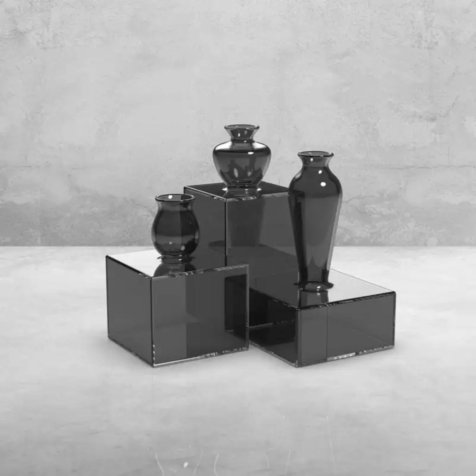 Set of 3 milo square black vases by Mason Editions
Designed by Quaglio Simonelli.
Dimensions: Medium vase: D 6.4 x W 6.4 x H 8.8 cm.
Tall vase: D 5.6 x W 5.6 x H 12.5 cm.
Low vase: D 7.1 x W 7.1 x H 11.5 cm.
Materials: Pyrex borosilicate