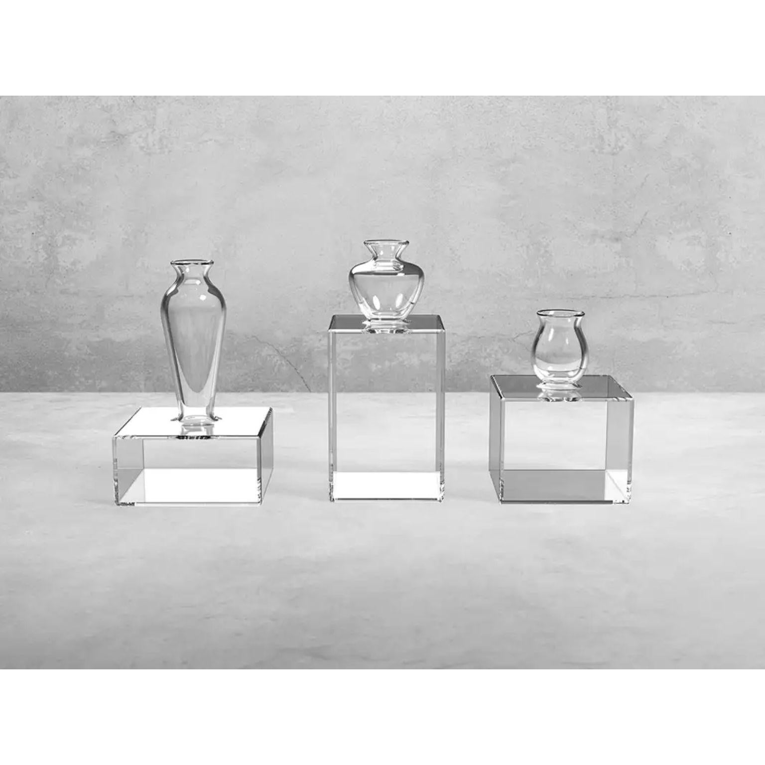 Set of 3 milo square transparent vases by Mason Editions.
Designed by Quaglio Simonelli.
Dimensions: Medium vase: D 6.4 x W 6.4 x H 8.8 cm.
Tall vase: D 5.6 x W 5.6 x H 12.5 cm.
Low vase: D 7.1 x W 7.1 x H 11.5 cm.
Materials: Pyrex borosilicate