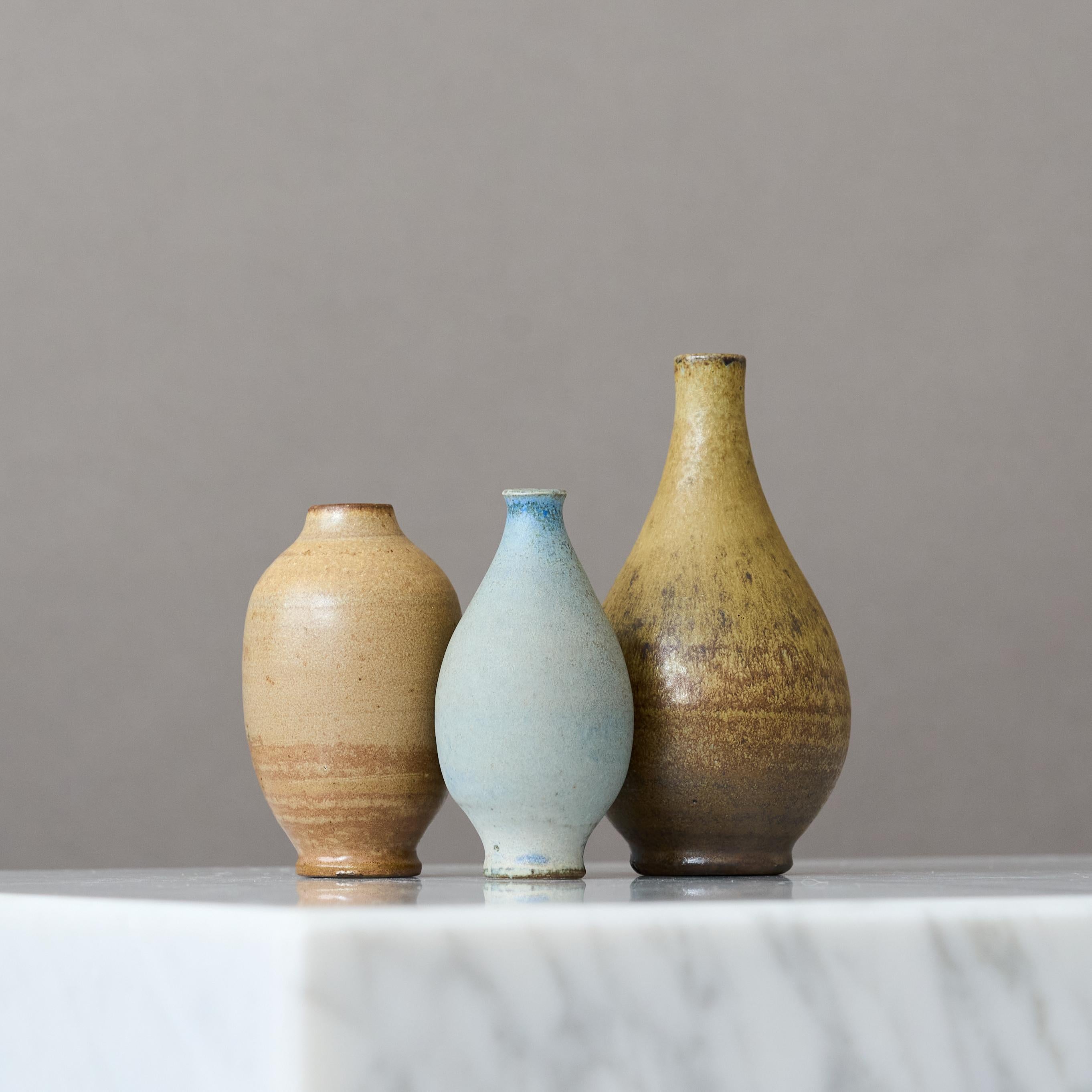 Un ensemble de trois beaux vases en grès avec une glaçure étonnante. 
Fabriqué par Arthur Andersson pour Wallakra, Suède, années 1950

Excellent état. 

Arthur Andersson était l'un des principaux artistes céramistes suédois du XXe siècle. Après ses