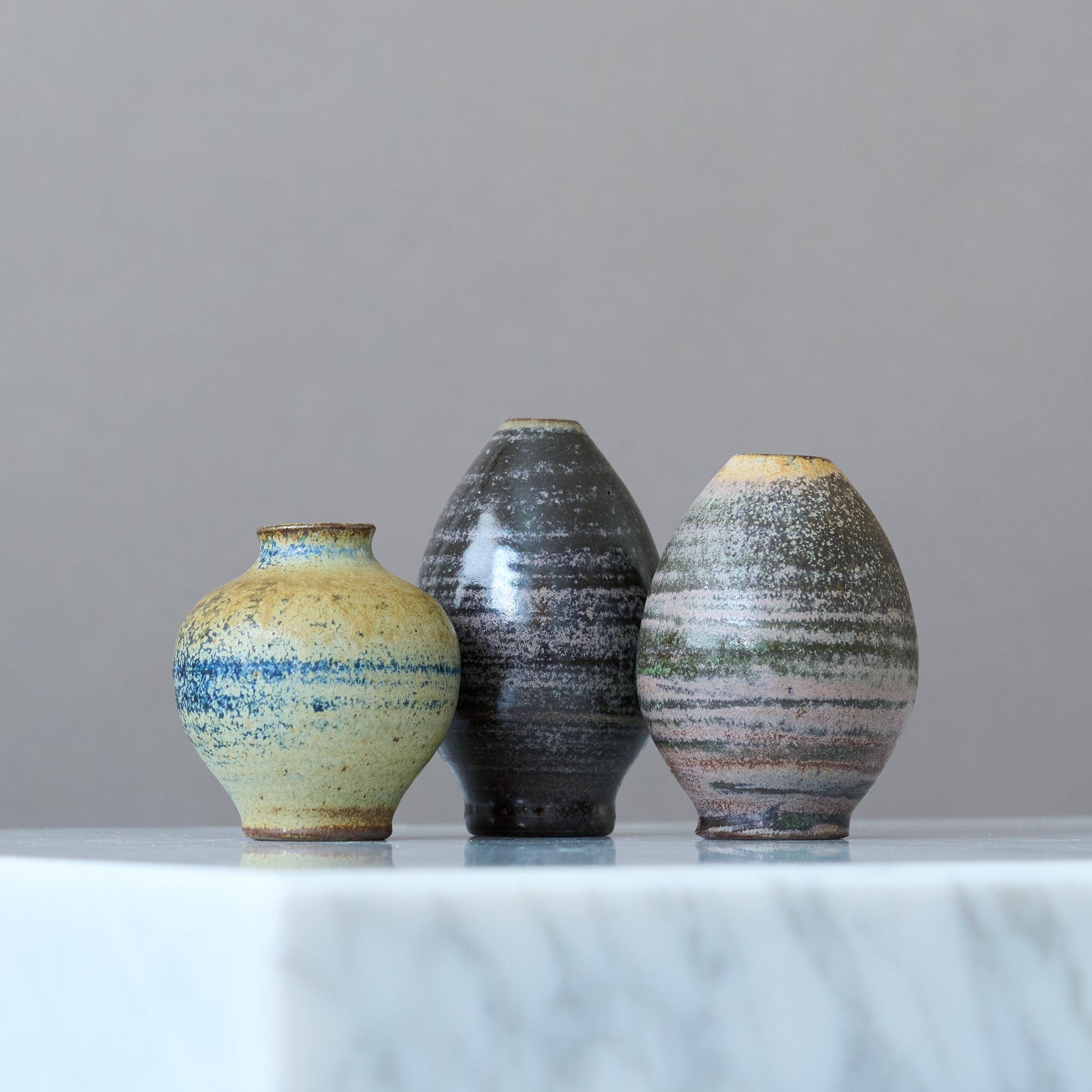 Un ensemble de trois beaux vases en grès avec une glaçure étonnante. 
Fabriqué par Arthur Andersson pour Wallakra, Suède, années 1950

Excellent état. 

Arthur Andersson était l'un des principaux artistes céramistes suédois du XXe siècle. Après ses