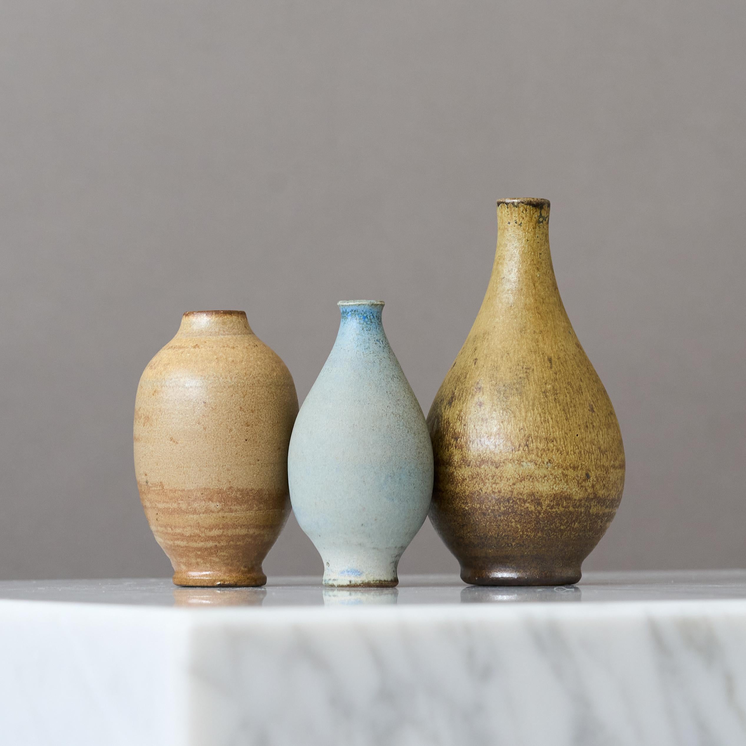 Scandinave moderne Ensemble de 3 vases miniatures en grès par Arthur Andersson, Wallakra, Suède, années 1950 en vente