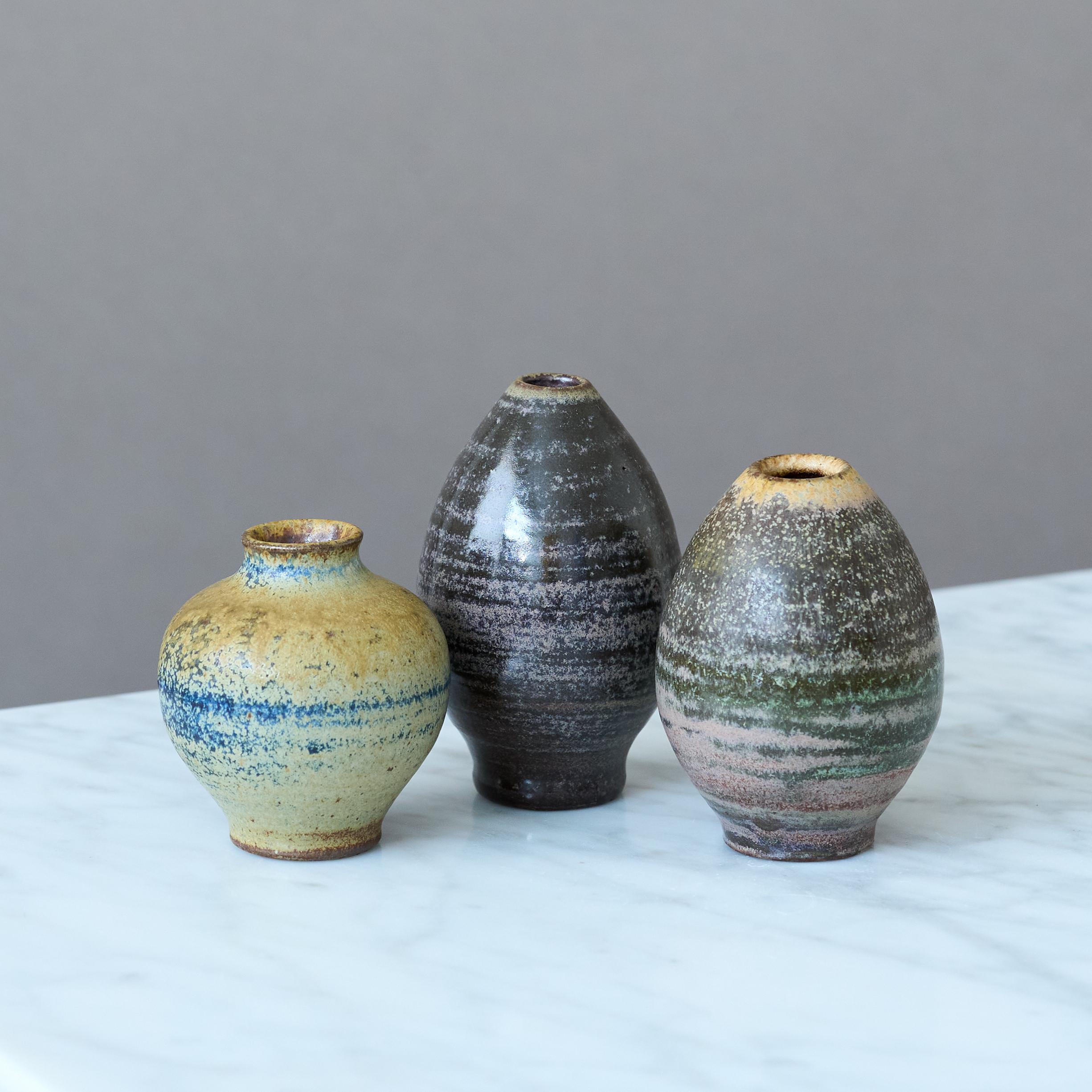 Scandinave moderne Ensemble de 3 vases miniatures en grès par Arthur Andersson, Wallakra, Suède, années 1950 en vente
