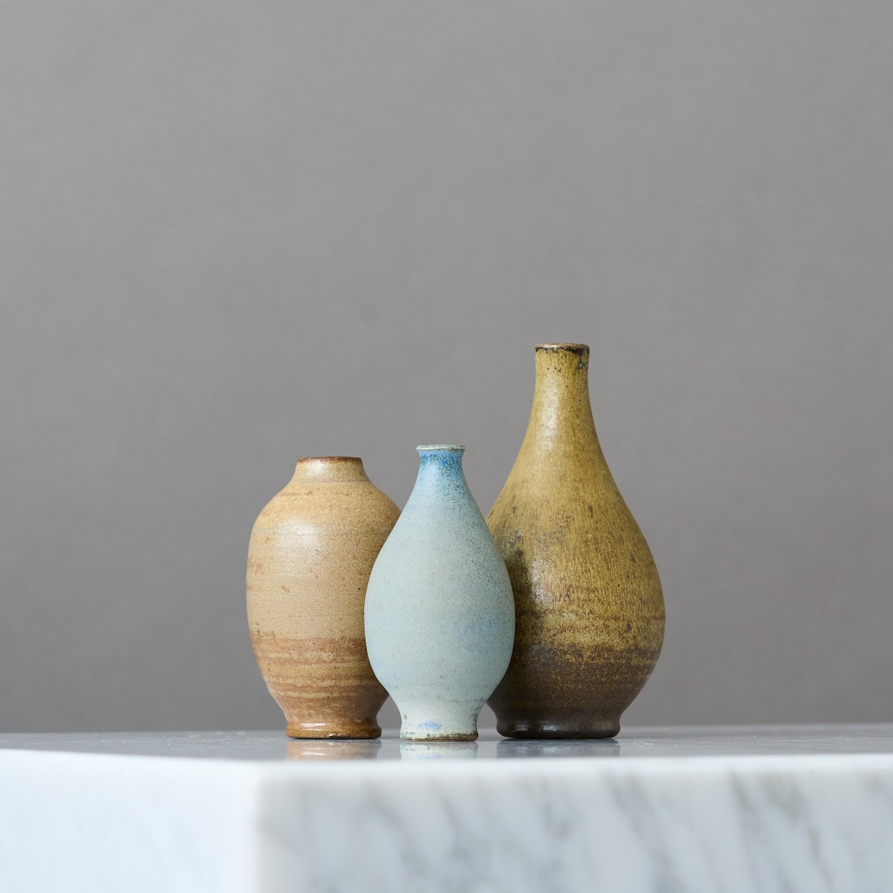 Suédois Ensemble de 3 vases miniatures en grès par Arthur Andersson, Wallakra, Suède, années 1950 en vente