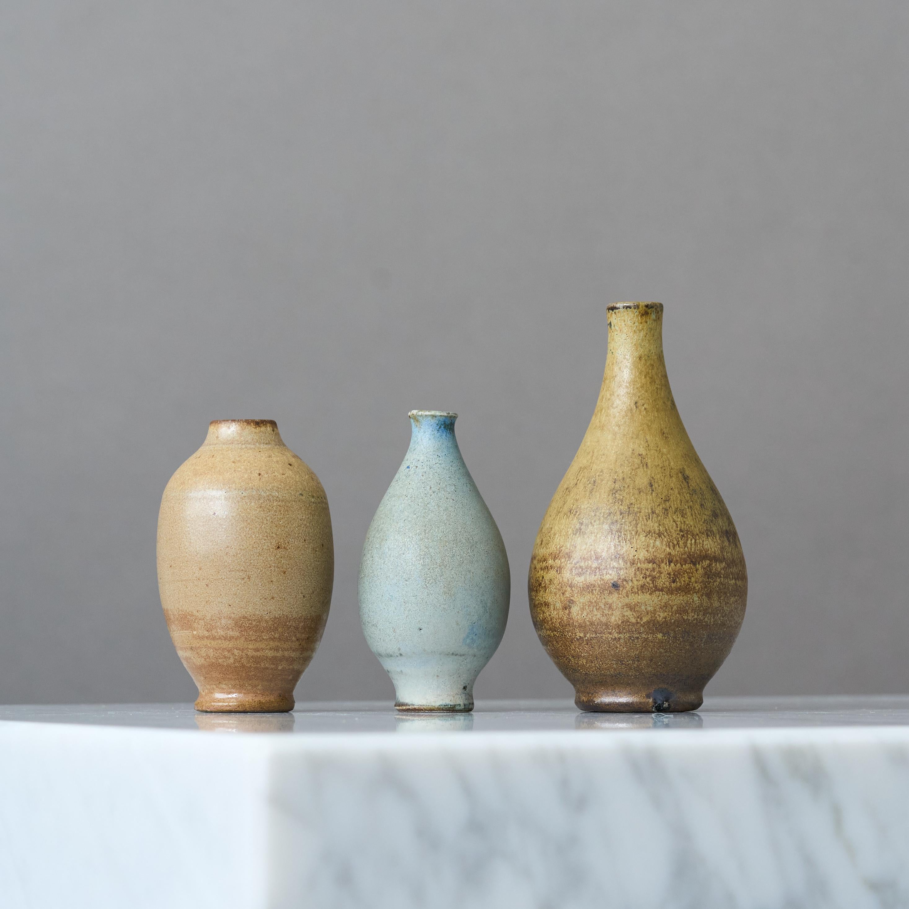 Vernissé Ensemble de 3 vases miniatures en grès par Arthur Andersson, Wallakra, Suède, années 1950 en vente