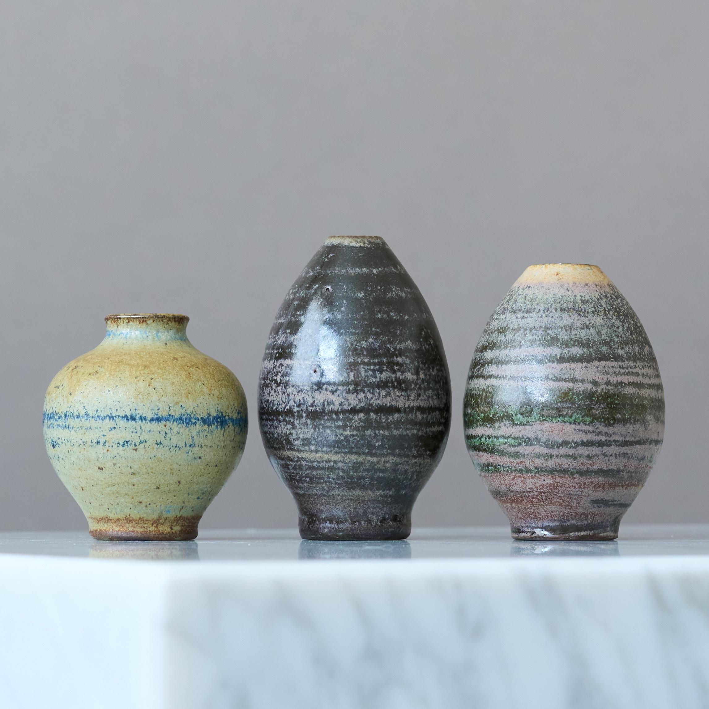 Vernissé Ensemble de 3 vases miniatures en grès par Arthur Andersson, Wallakra, Suède, années 1950 en vente