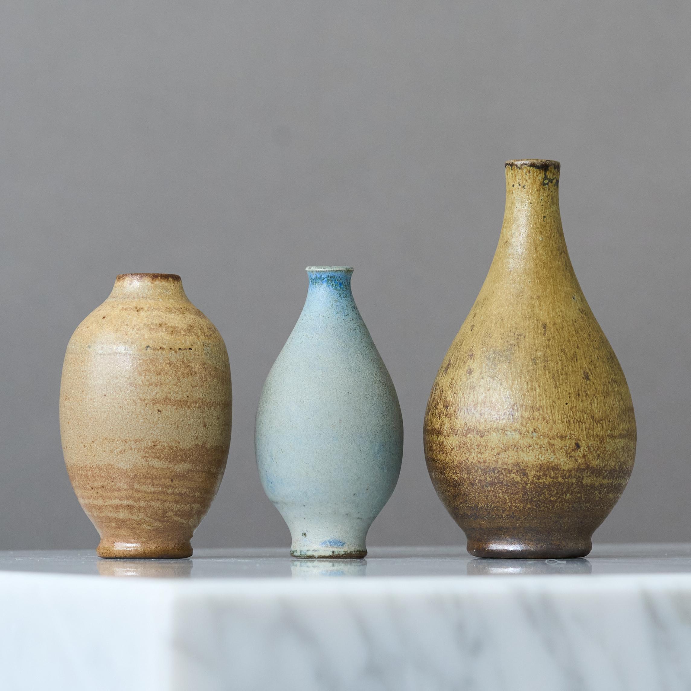 Ensemble de 3 vases miniatures en grès par Arthur Andersson, Wallakra, Suède, années 1950 Bon état - En vente à Malmö, SE