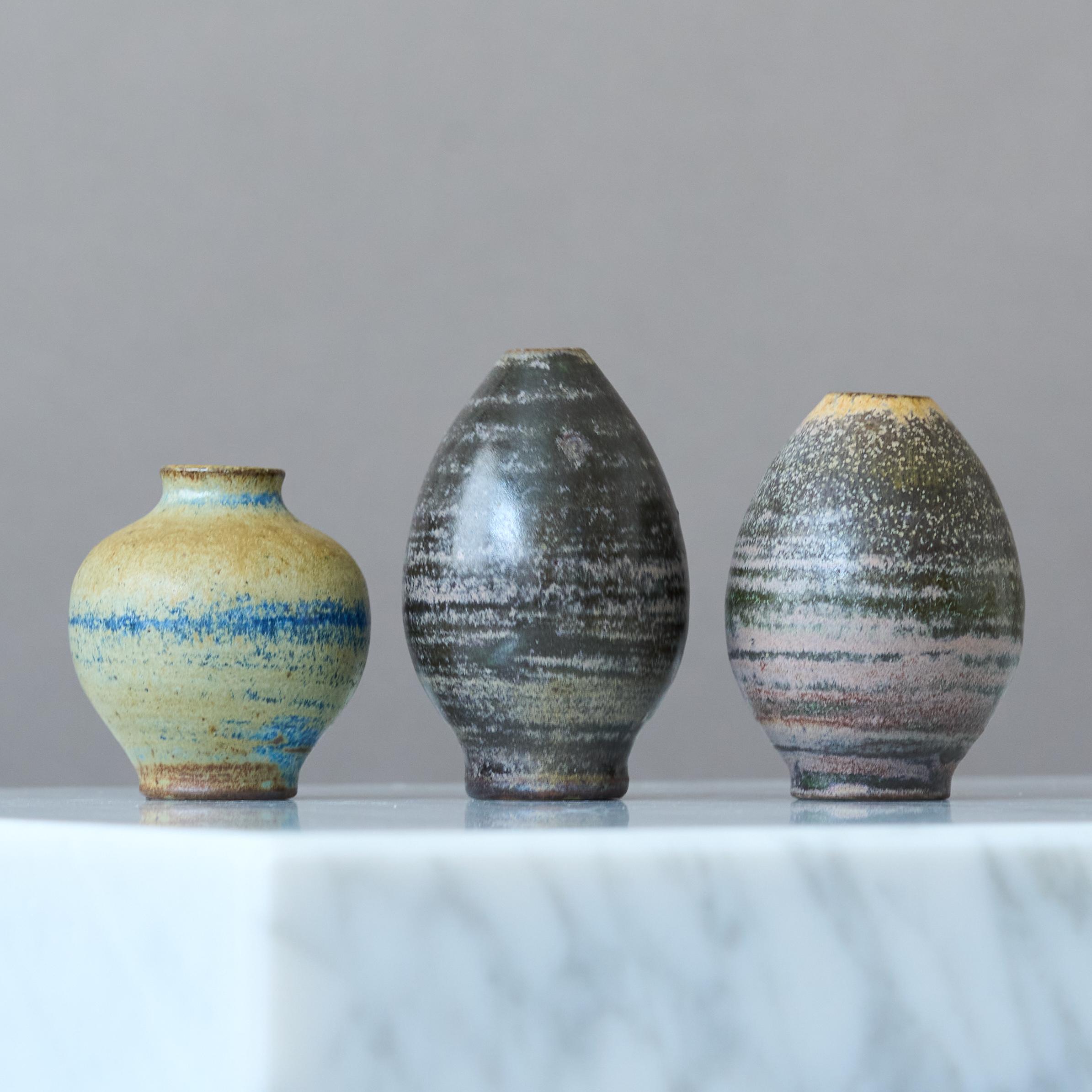 Ensemble de 3 vases miniatures en grès par Arthur Andersson, Wallakra, Suède, années 1950 Bon état - En vente à Malmö, SE