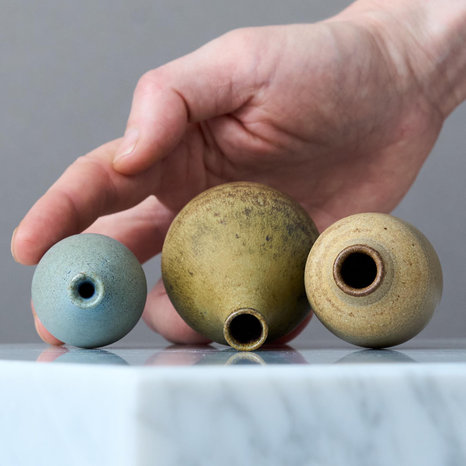 20ième siècle Ensemble de 3 vases miniatures en grès par Arthur Andersson, Wallakra, Suède, années 1950 en vente