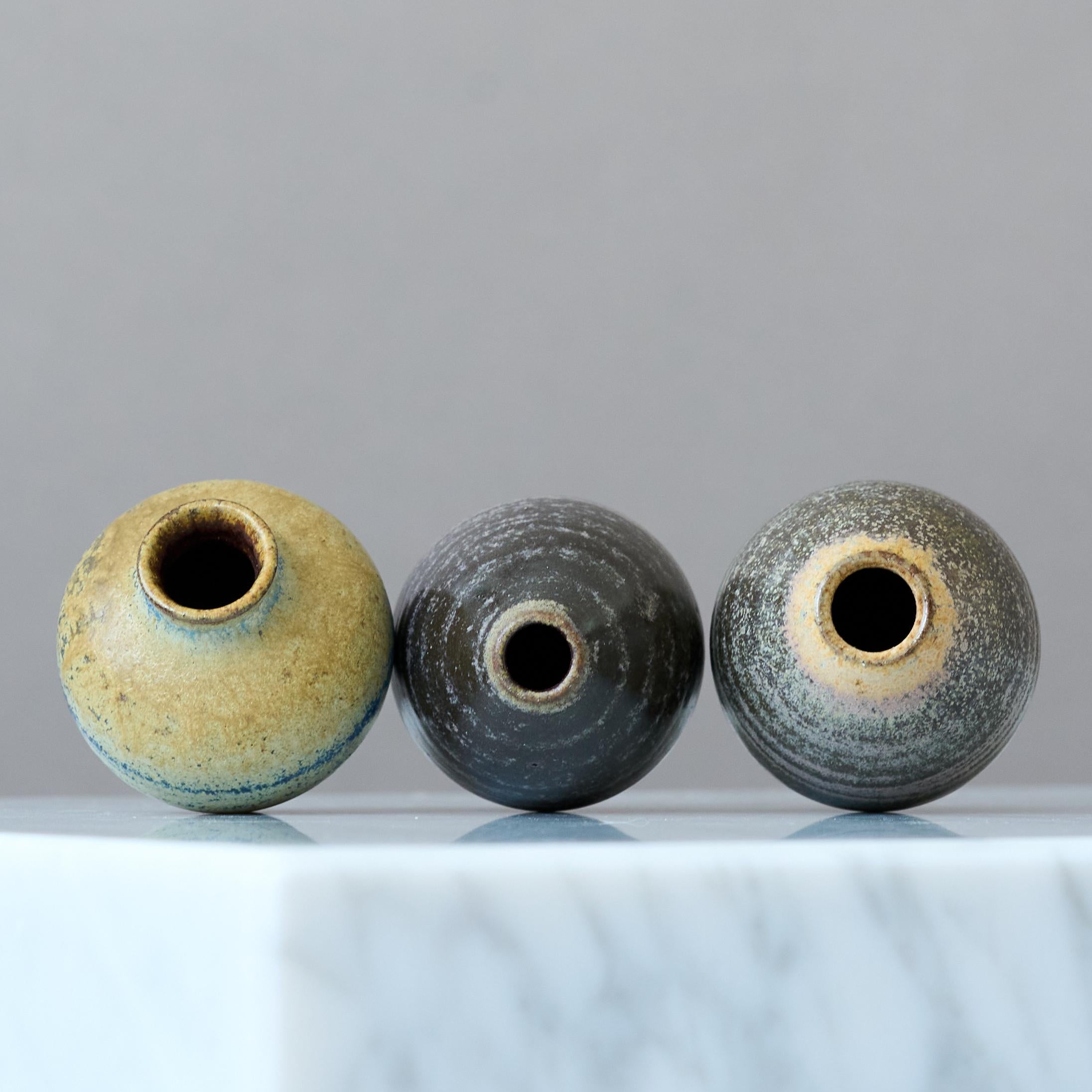 20ième siècle Ensemble de 3 vases miniatures en grès par Arthur Andersson, Wallakra, Suède, années 1950 en vente