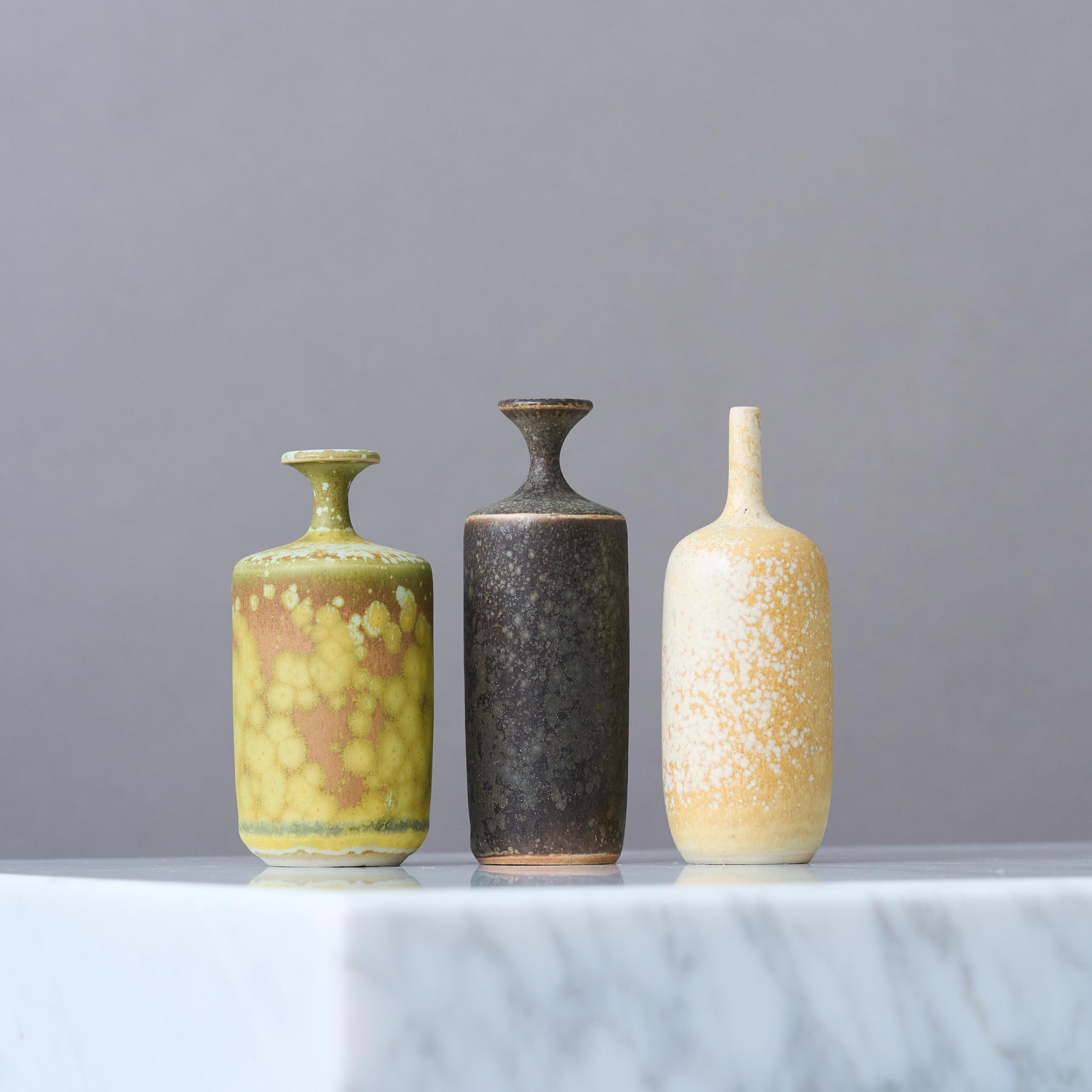 Un ensemble de magnifiques vases en grès avec une glaçure étonnante.
Fabriqué par Rolf Palm, dans le studio de l'artiste, Mölle, Suède, années 1970.

Excellent état. Incisé 