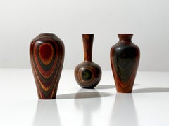 Lot de 3 vases à bourgeons miniatures en bois exotique tourné et stratifié à grain concentrique
