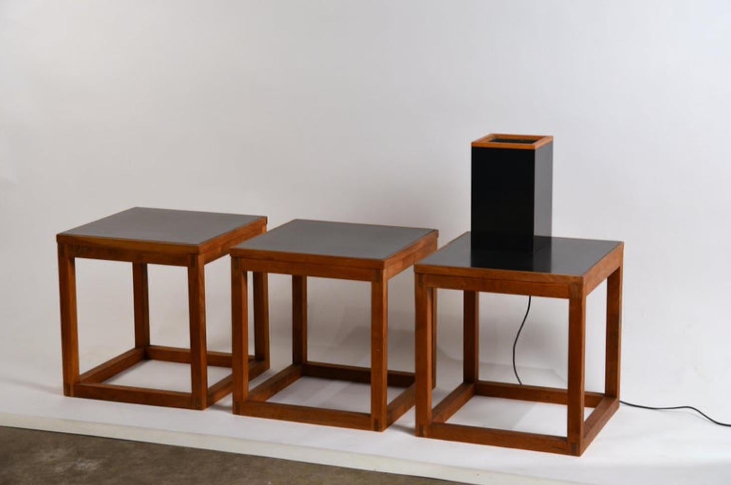Set von 3 minimalistischen Würfeltischen aus Teakholz und Laminat mit passender Lampe (Minimalistisch) im Angebot