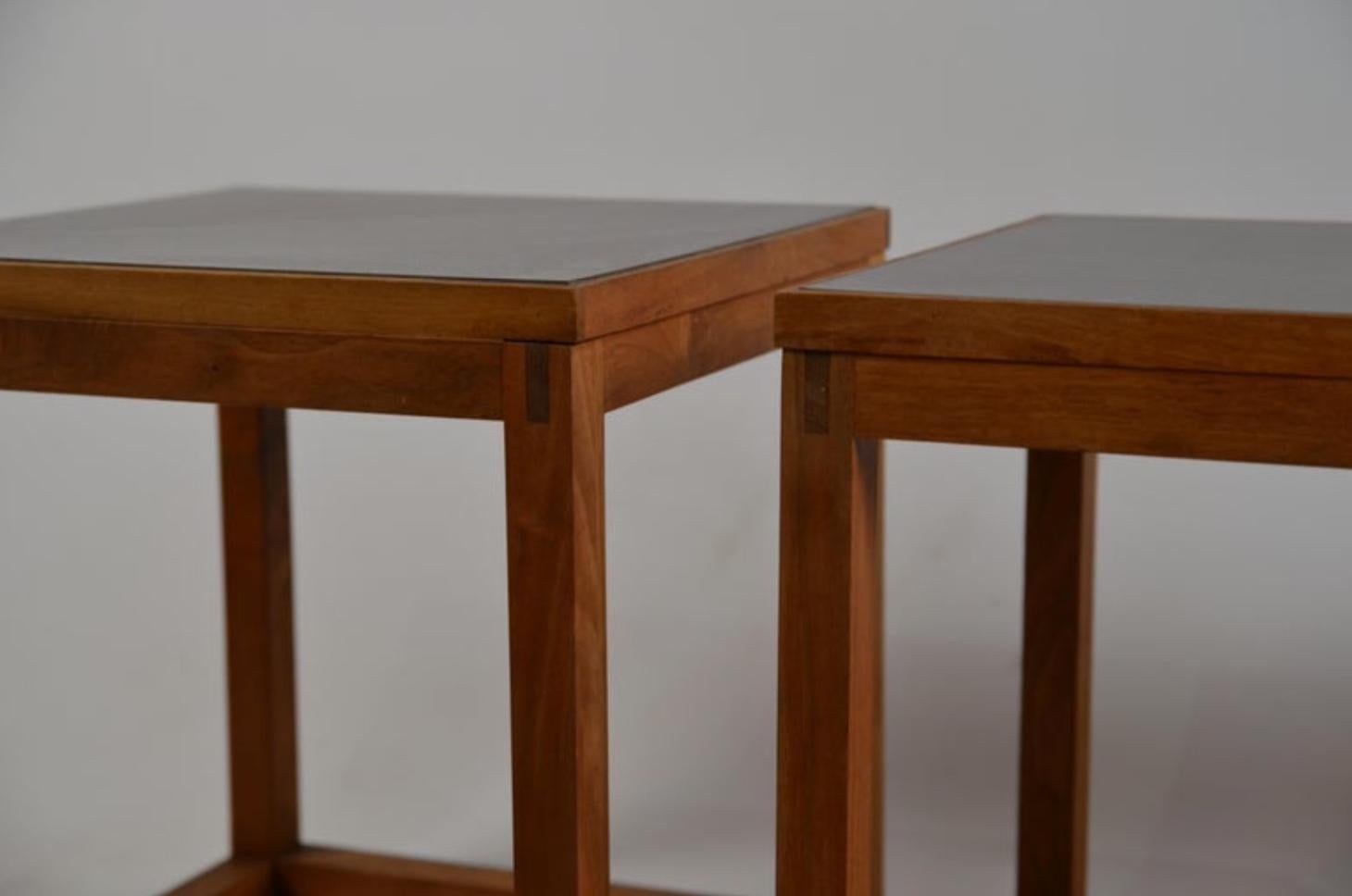 Set von 3 minimalistischen Würfeltischen aus Teakholz und Laminat mit passender Lampe im Zustand „Hervorragend“ im Angebot in Los Angeles, CA