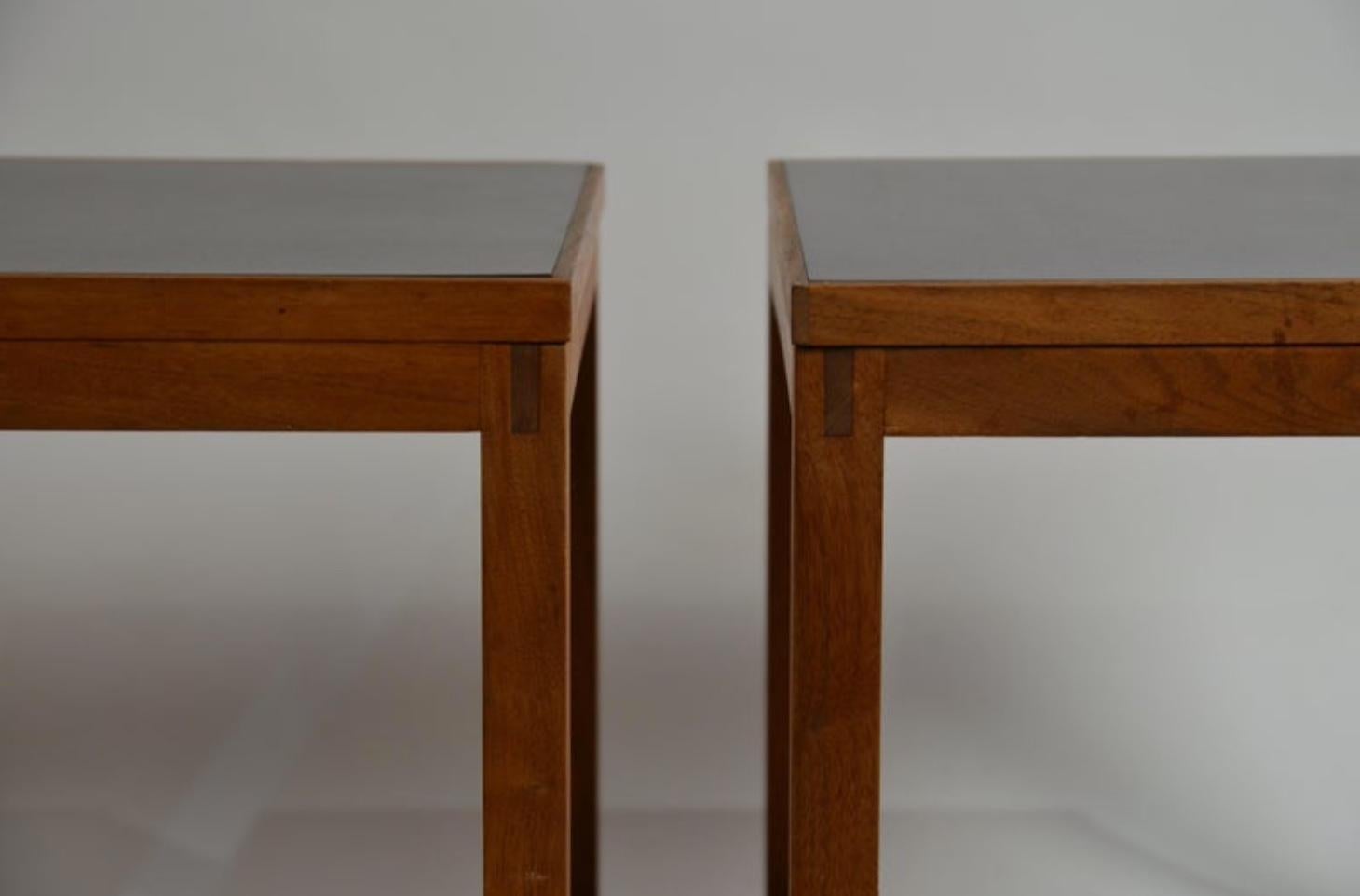 Set of 3 Minimal Teak and Laminate Cube Tables with Matching Lamp In Excellent Condition For Sale In Los Angeles, CA
