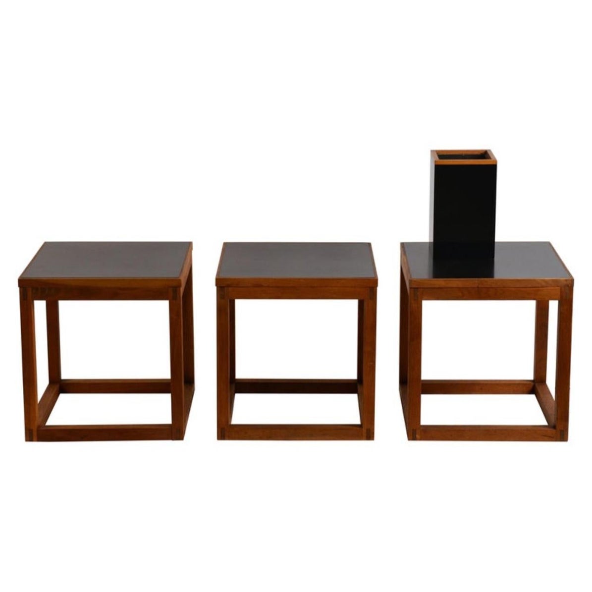 Set di 3 tavoli cubici minimalisti in teak e laminato con lampada abbinata in vendita